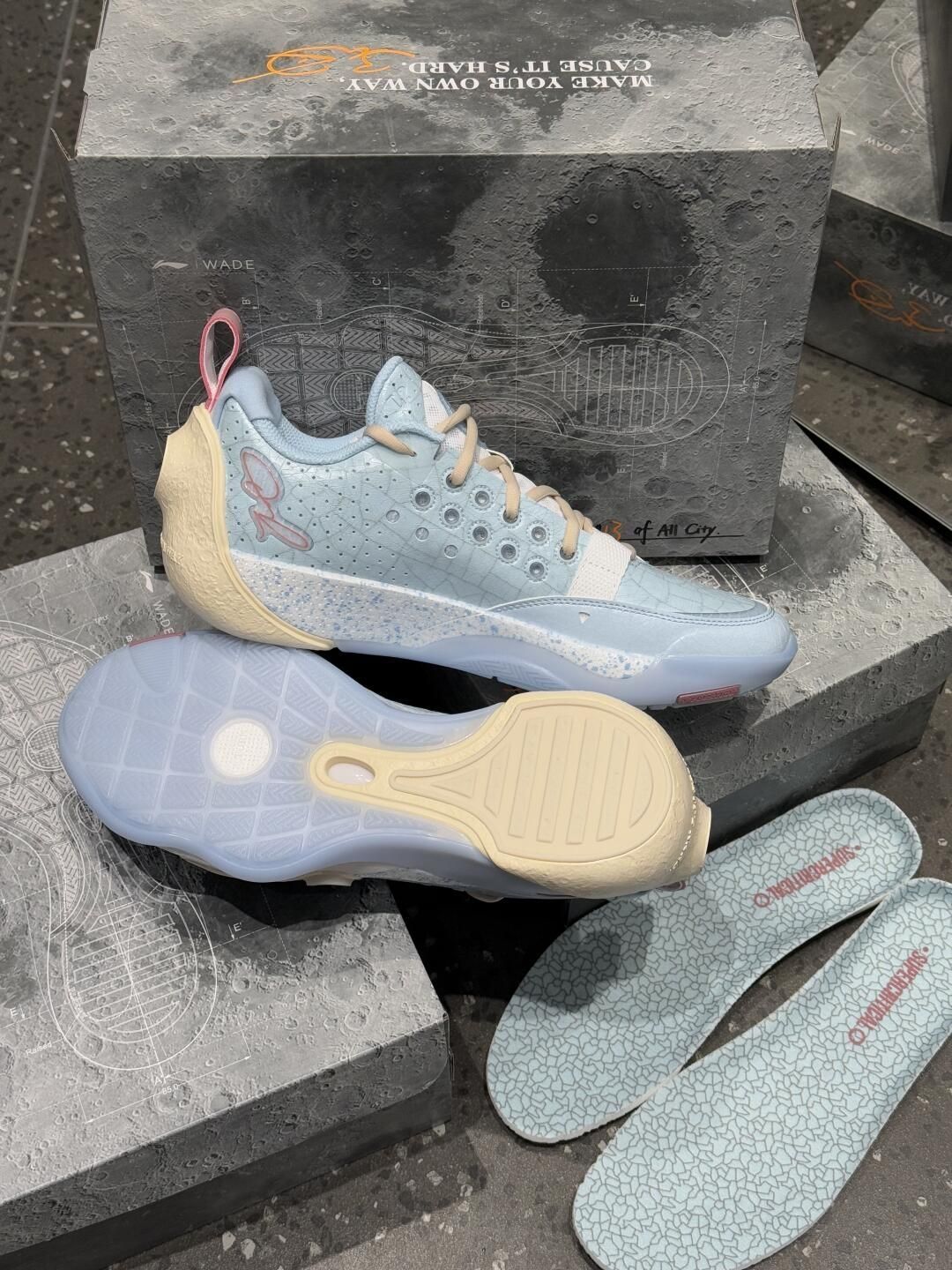 炸裂登场的全城13<碎冰>配色😍😍😍拉塞尔的专属配鞋