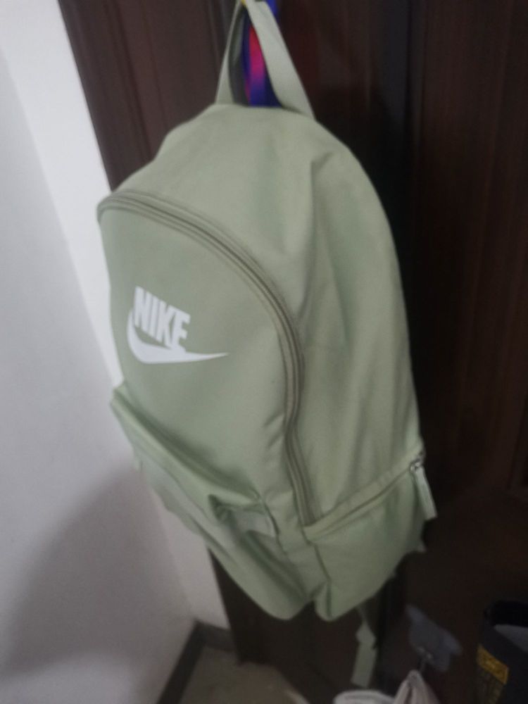 书包很好，内部空间大