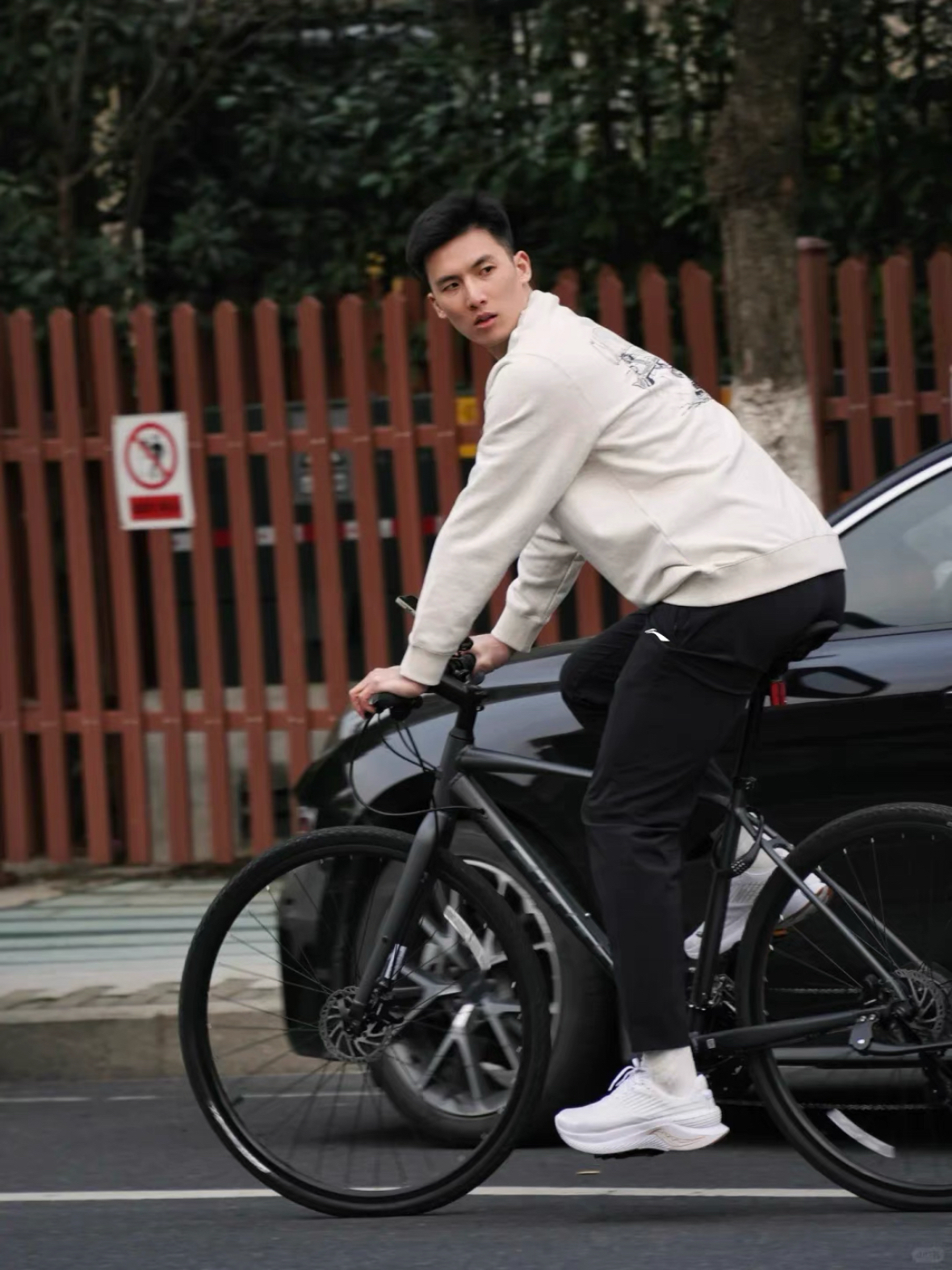 👖直筒休闲裤来袭，时尚舒适两不误！