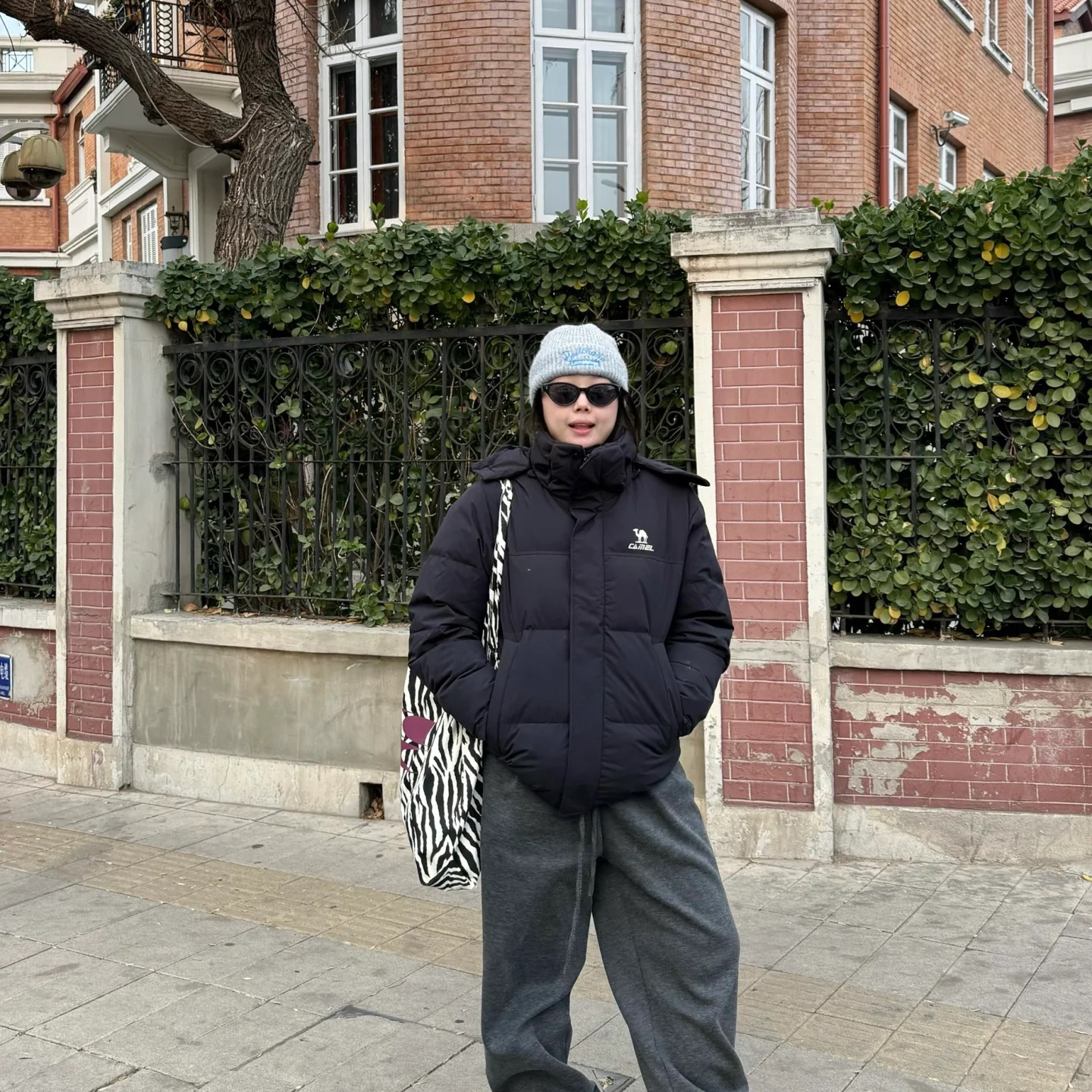 松弛感降温穿搭 黑色羽绒服真的太通勤啦