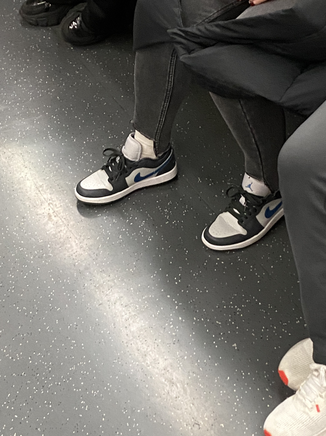 大哥和他的小媳妇穿搭