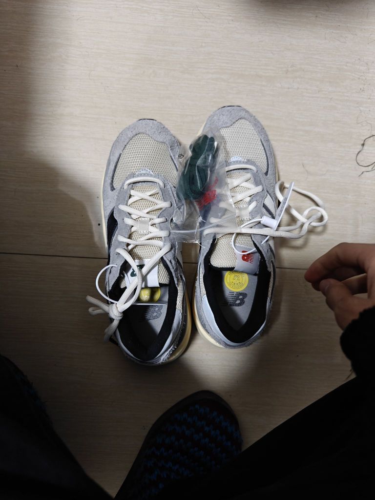 很好看，很合脚穿着很舒服不闷热舒服的很