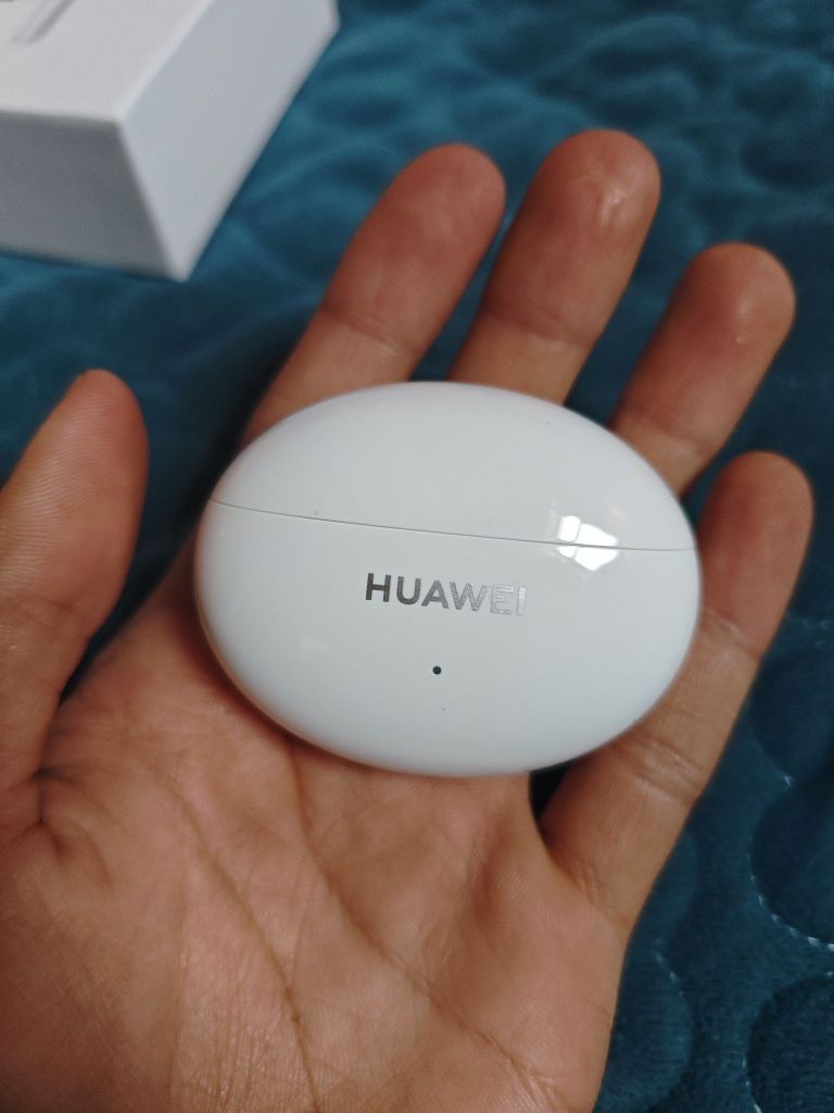 降噪非常的棒，个人感觉还是挺好听的，颜值