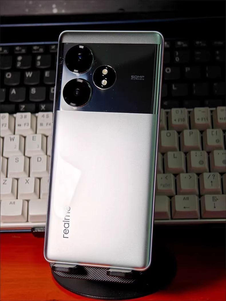 手机行业诞生“新黑马”，16GB+512GB才卖1583元，8T旗舰屏+100W