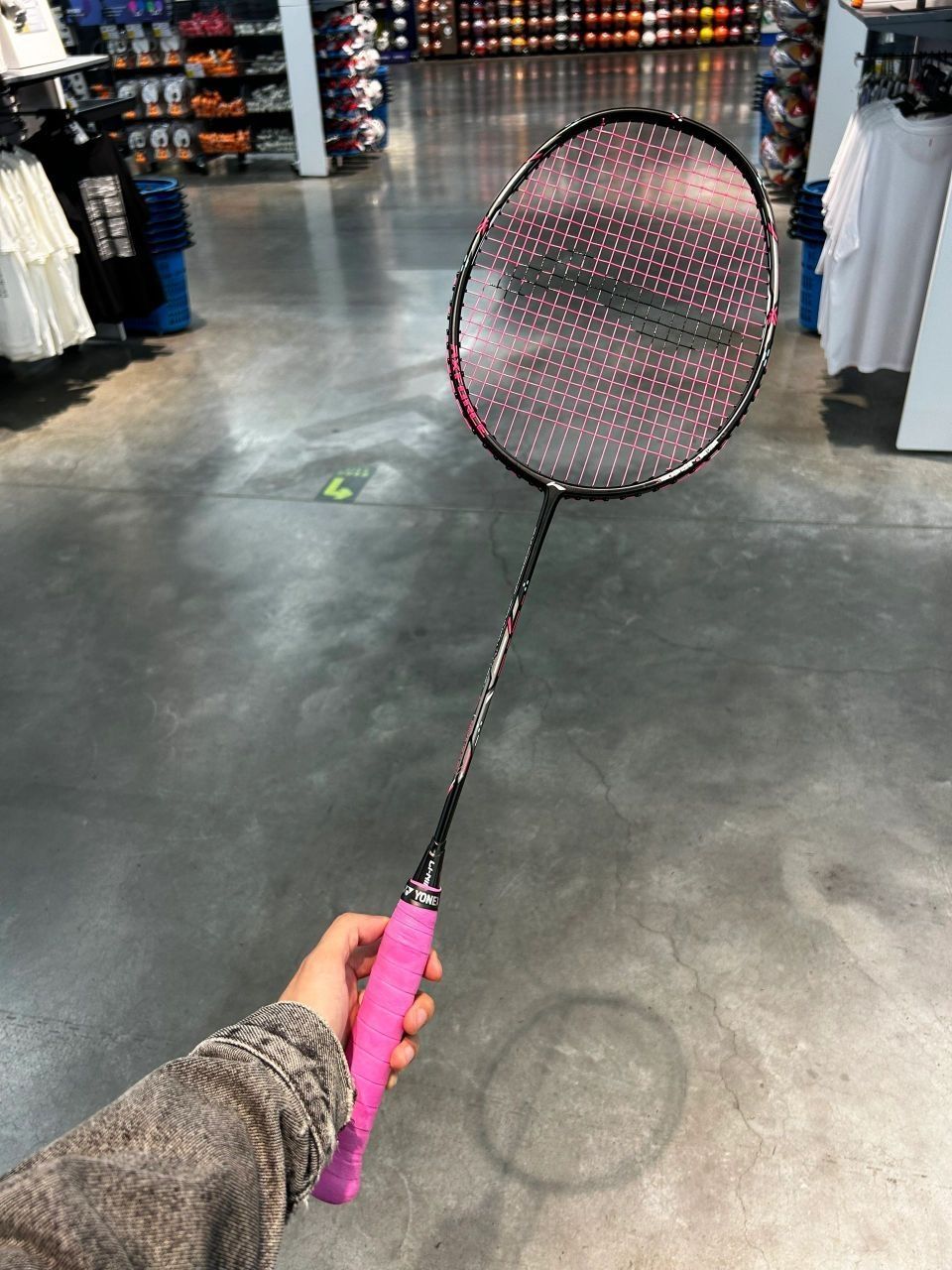 李宁雷霆小钢炮是一款性能出色的羽毛球拍,以下将从其参数、性能、价格等方面展开介绍: