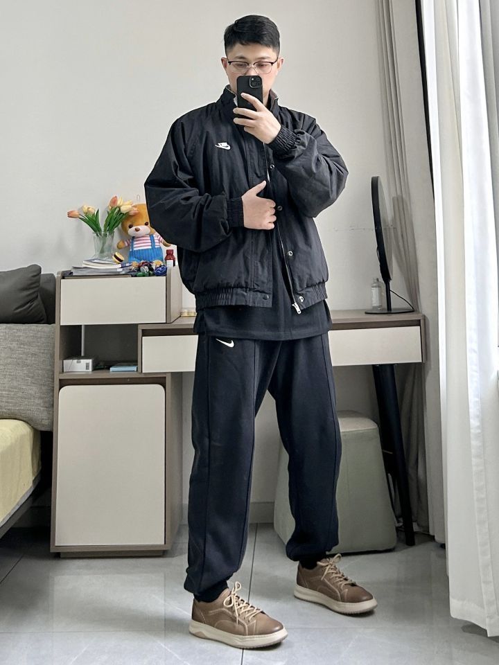 男生一身黑休闲舒适真的酷，简约休闲时尚