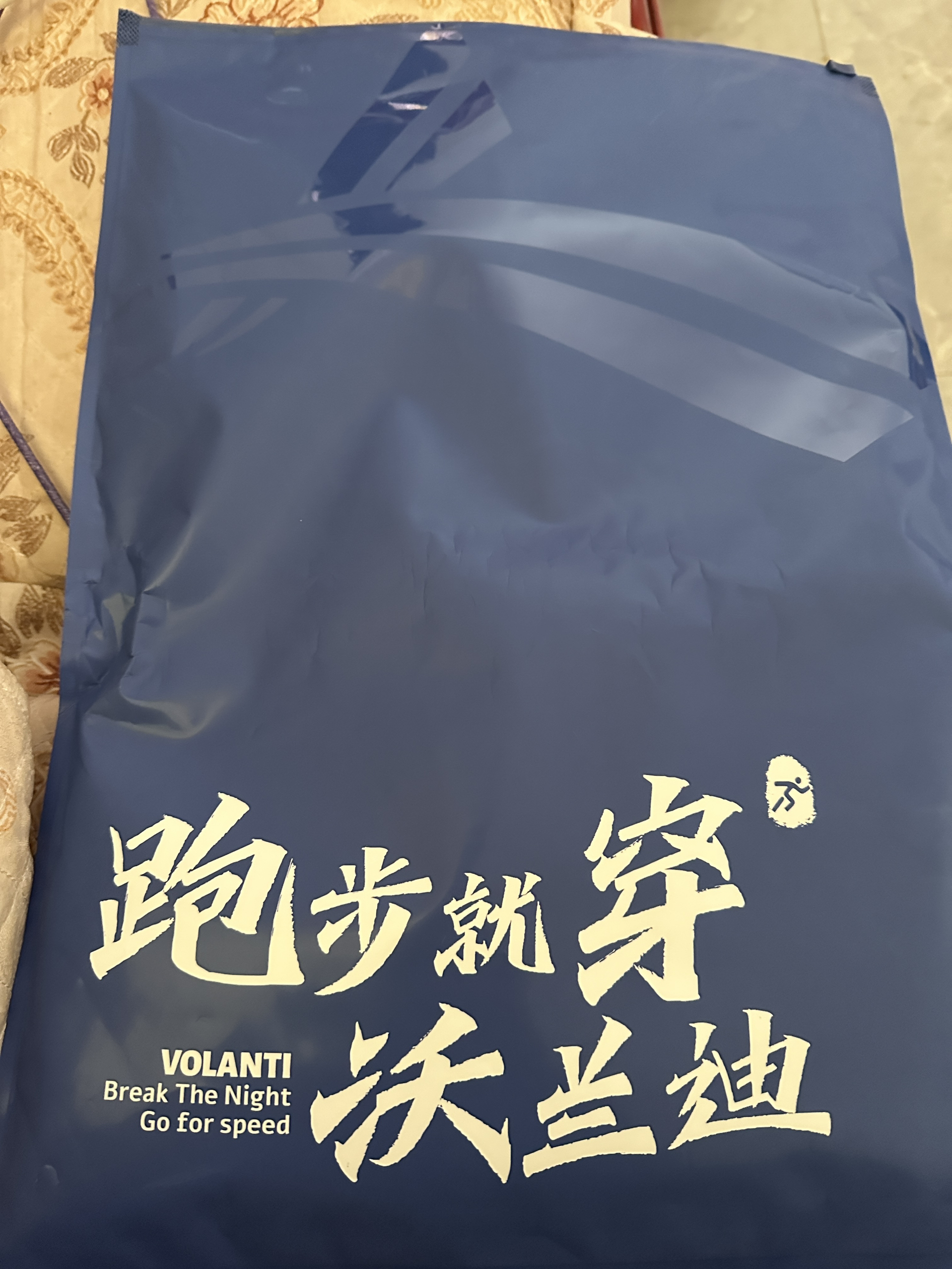 非常帅气的配色，简单大气的logo，真的