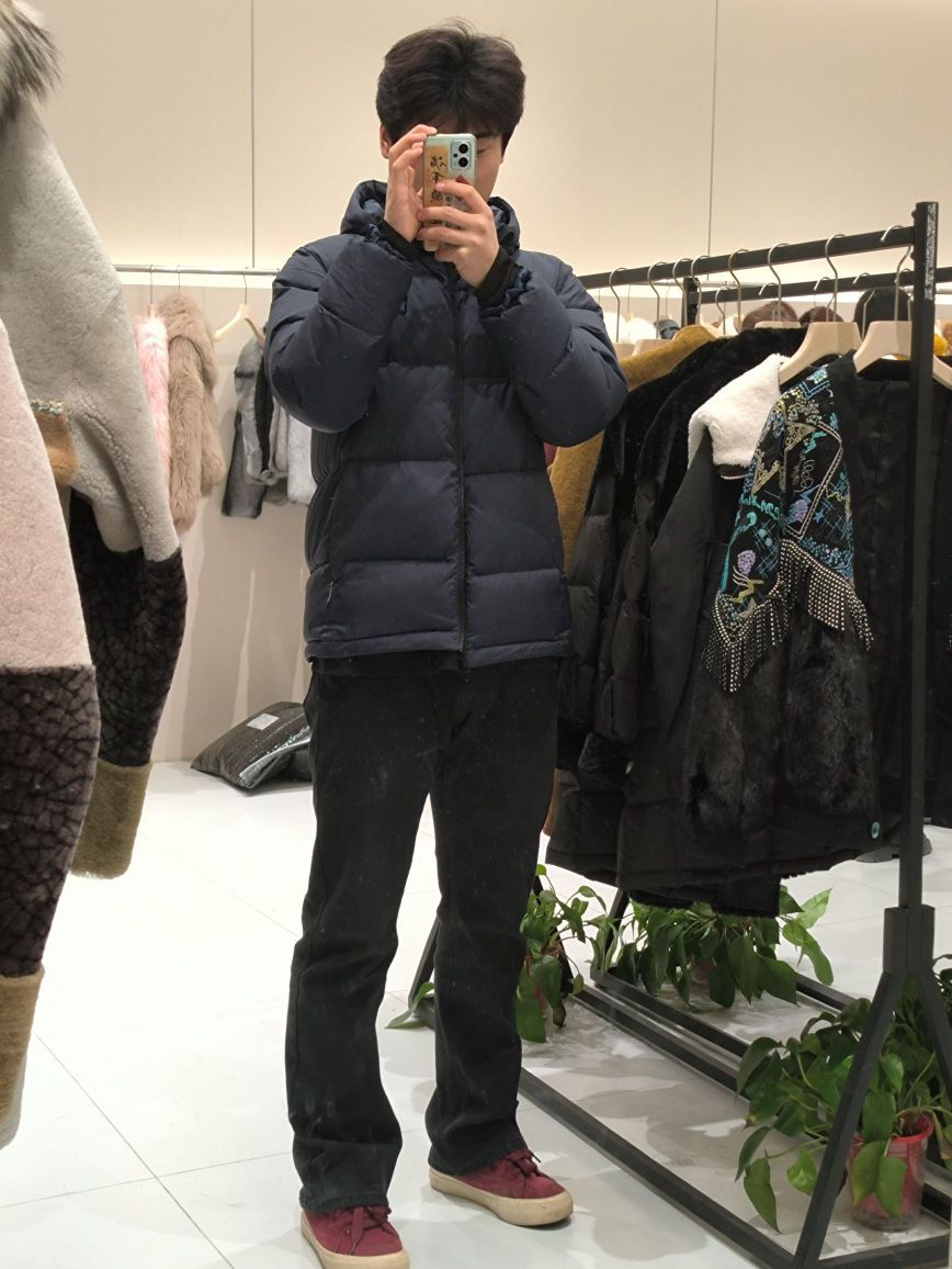 羽绒服挺暖和的，也给人很轻盈的感觉
