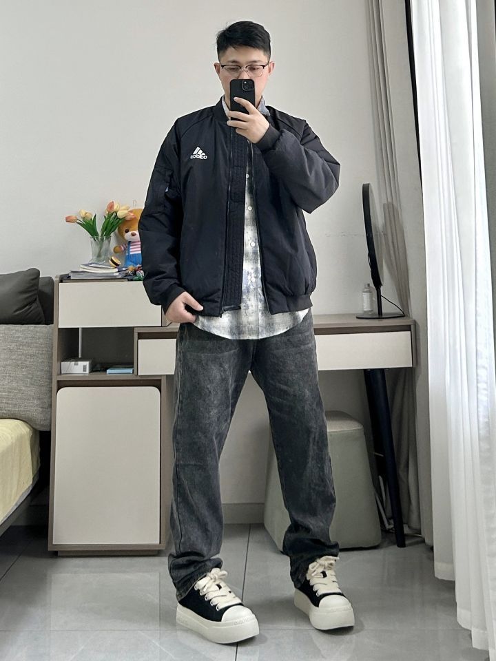 男生一身黑保暖舒适有点酷，简约休闲运动感现实感穿搭，阿迪少年
