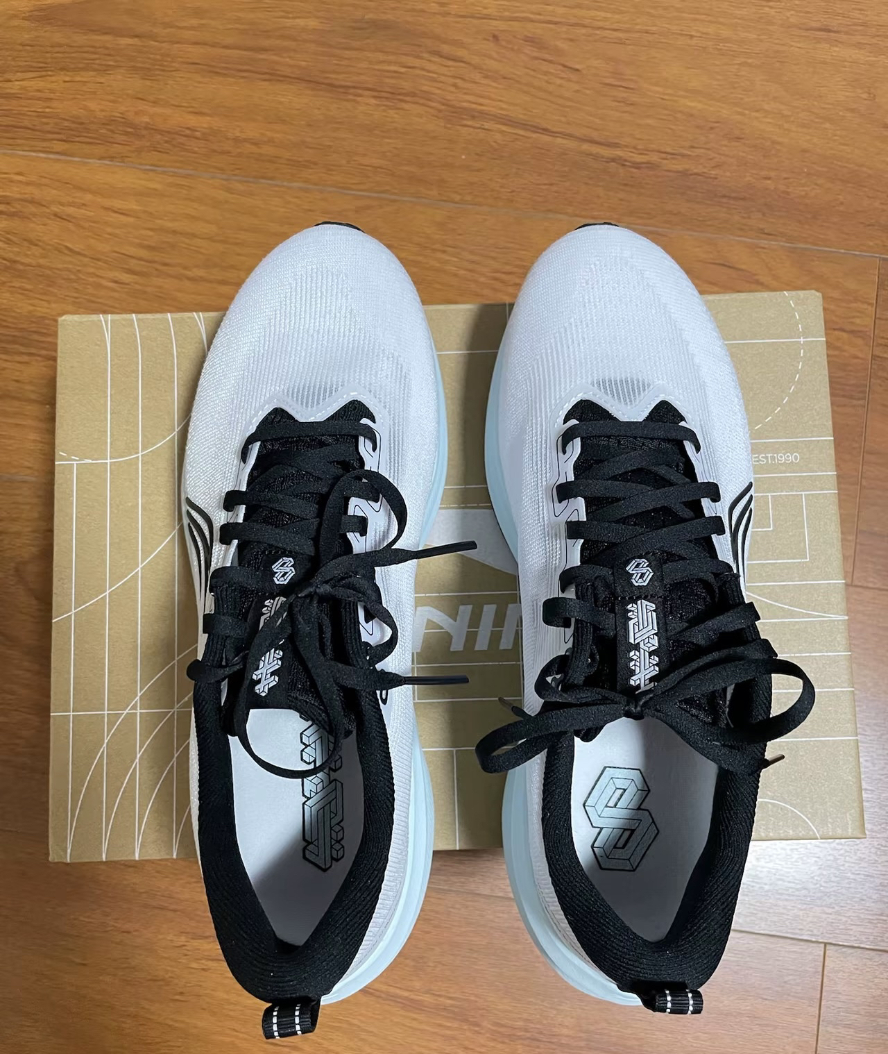 新款十分好看而且还是正品还是很喜欢的
穿