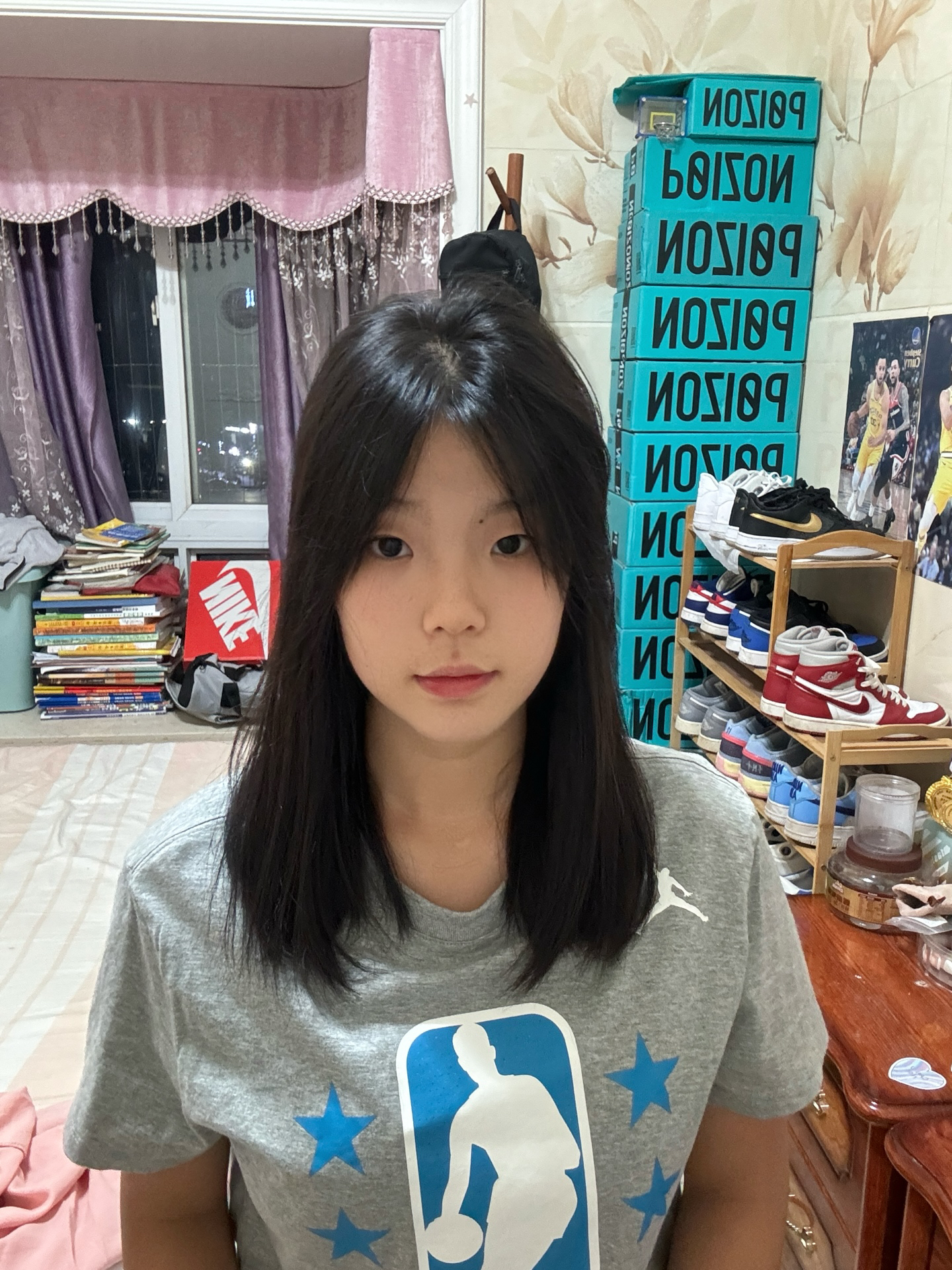 打篮球的女孩