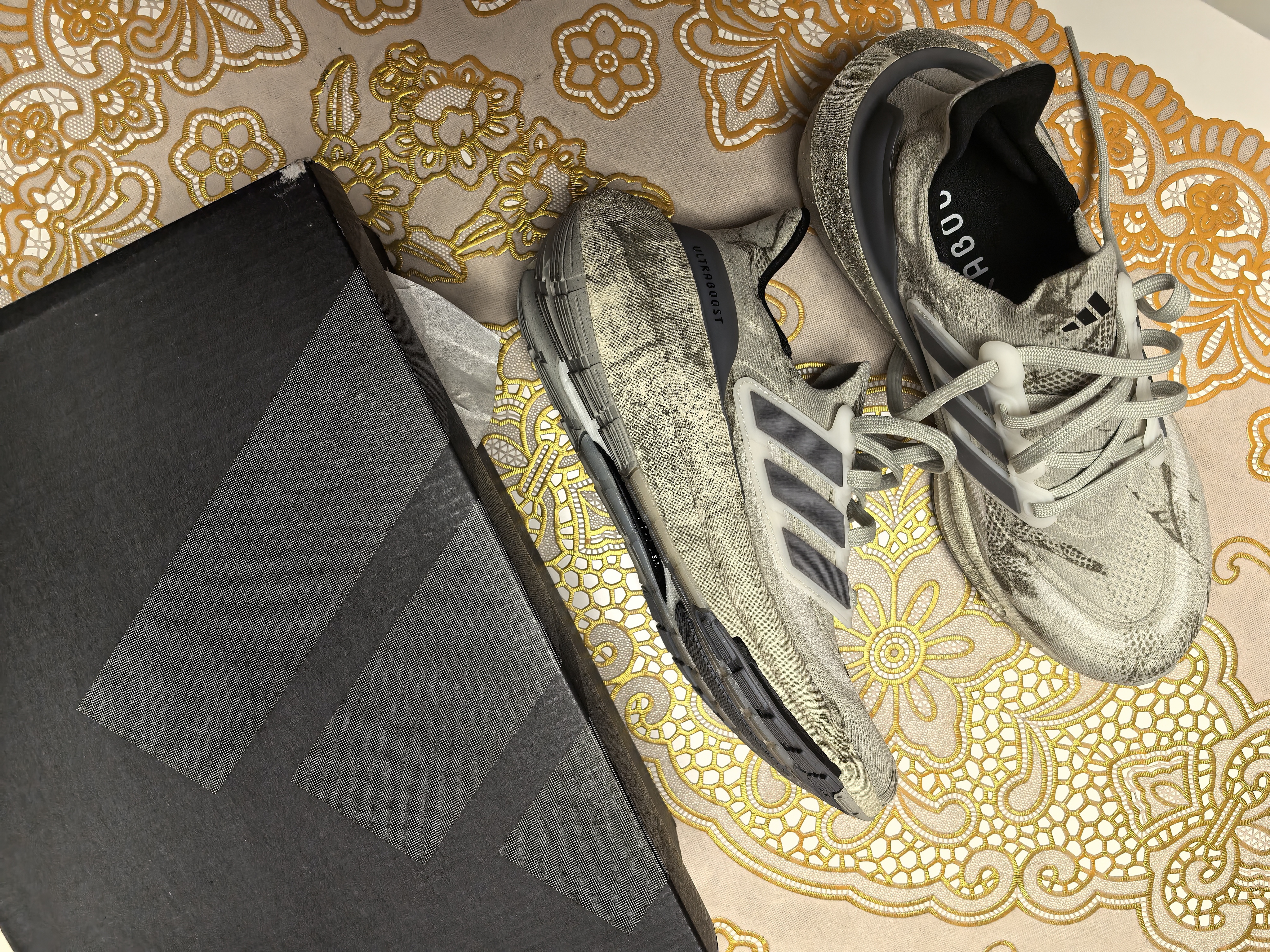 adidas Ultraboost Light 跑鞋