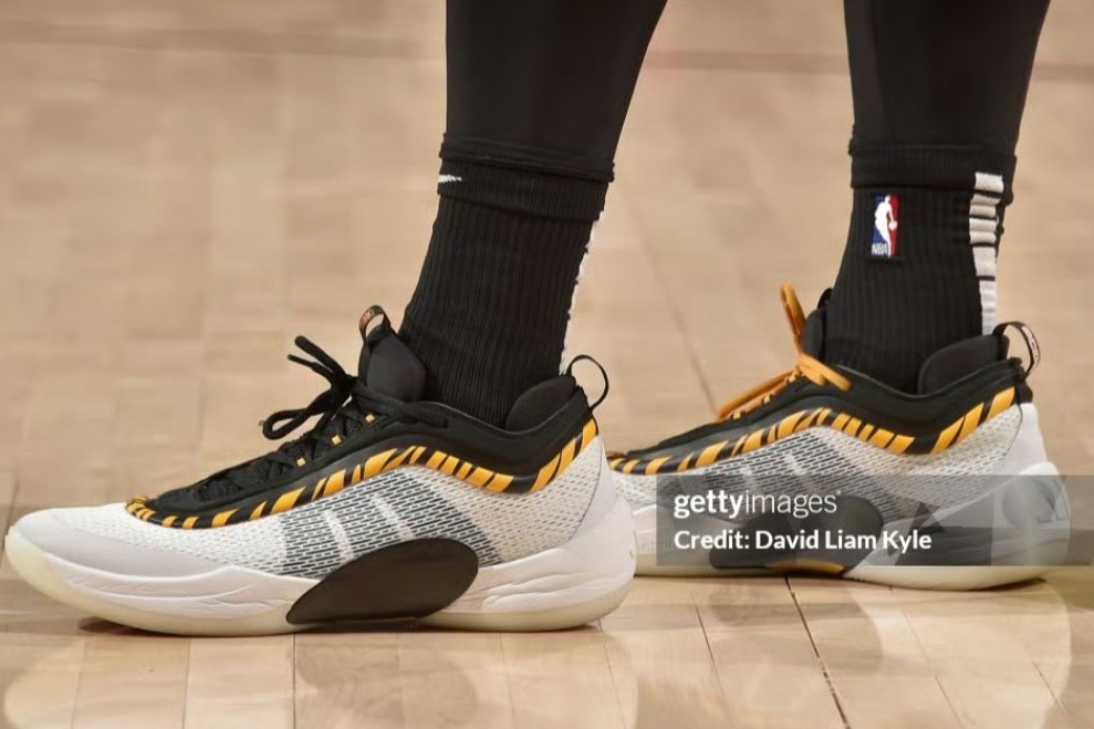 2月5日凯尔特人对阵骑士 米切尔上脚Adidas D.O.N. issue 6