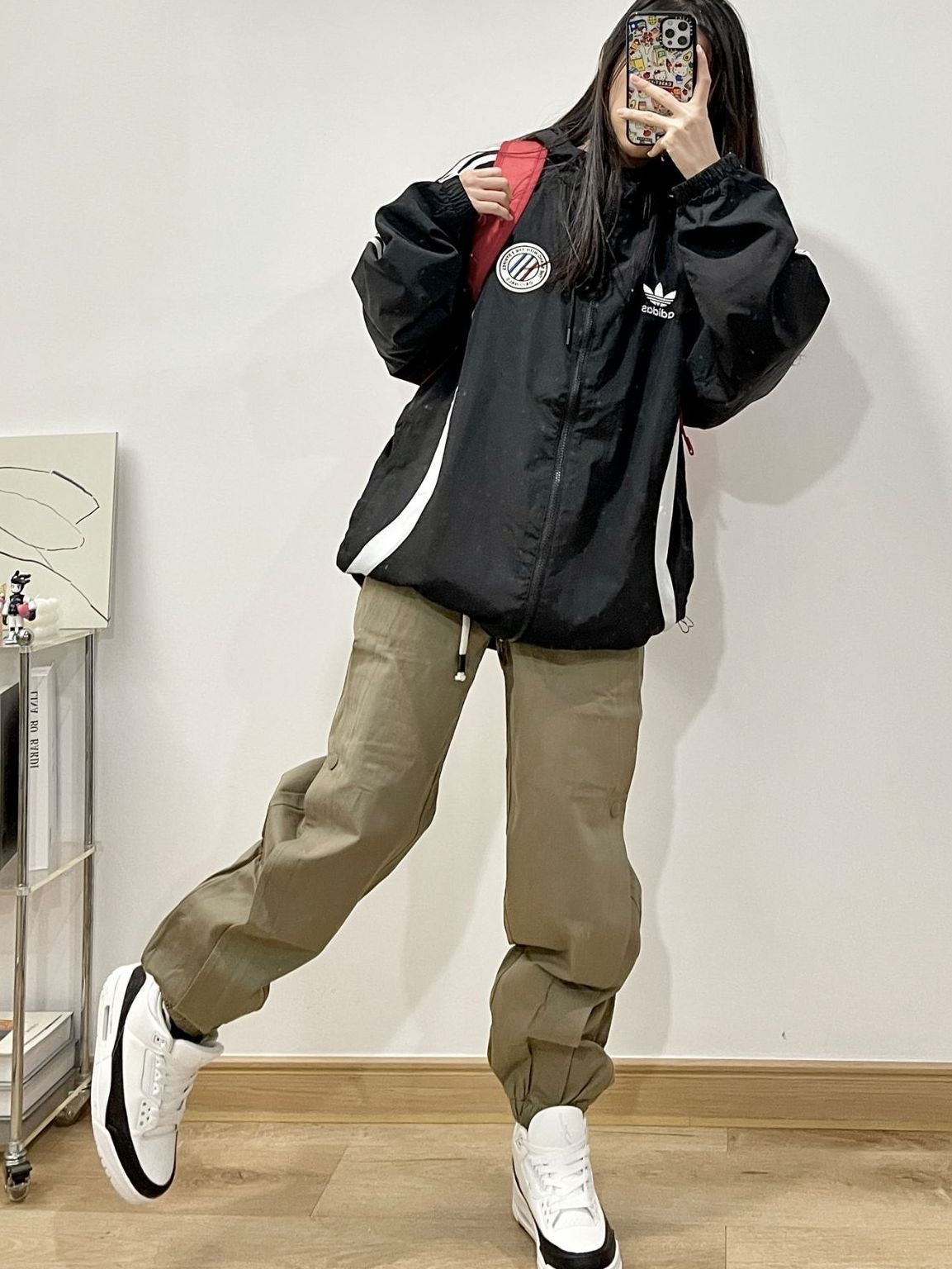 阿迪黑白拼接外套一卡其色工装束脚裤