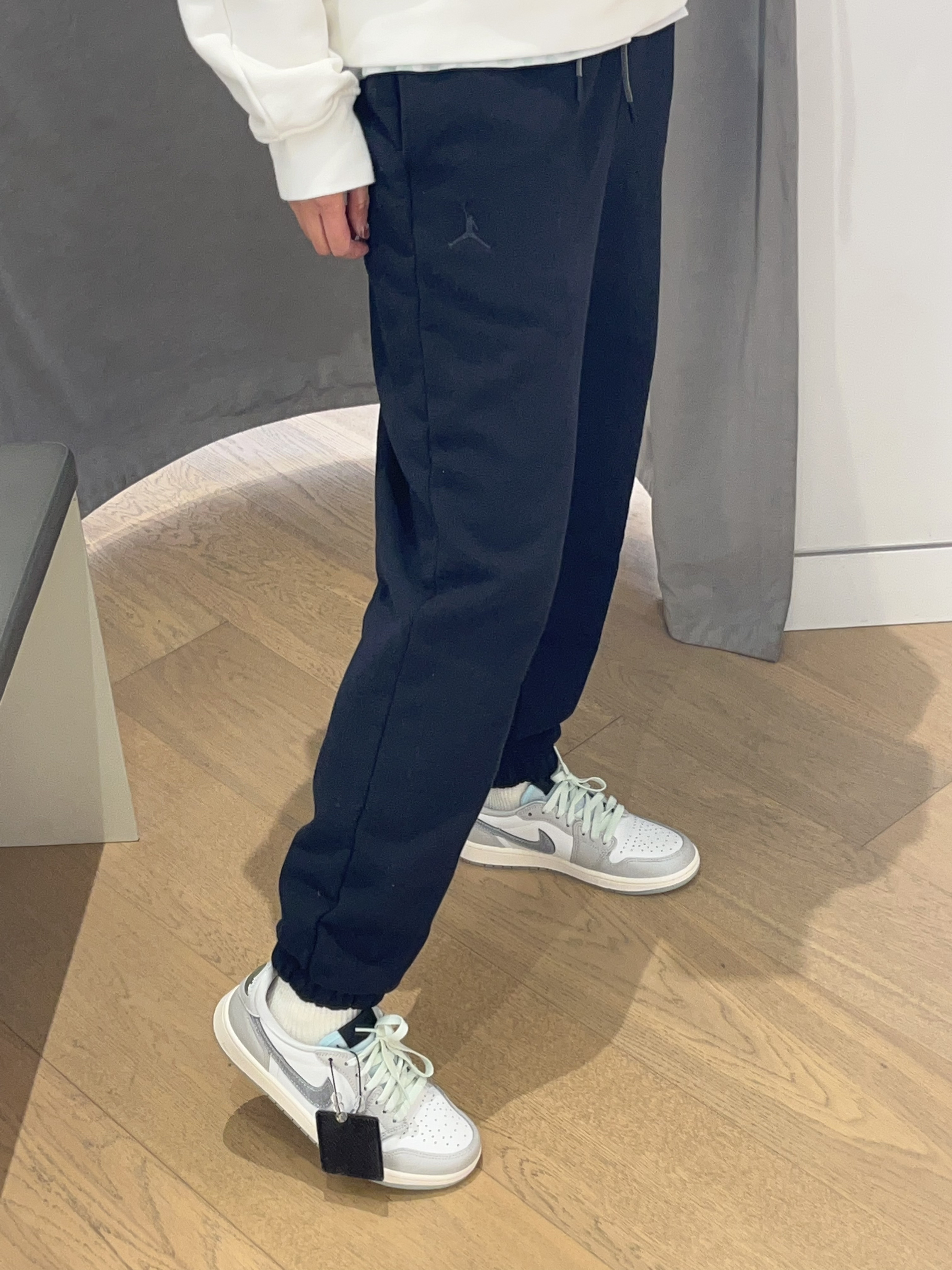 卫衣卫裤➕AJ1蛇年限定，整体look就是阳光帅气☀

穿上满满的潮人氛围感