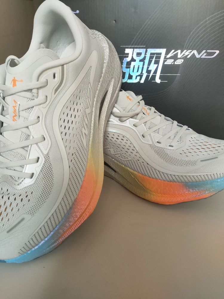 鞋面的洞我不太喜欢，能用肌贴贴吗