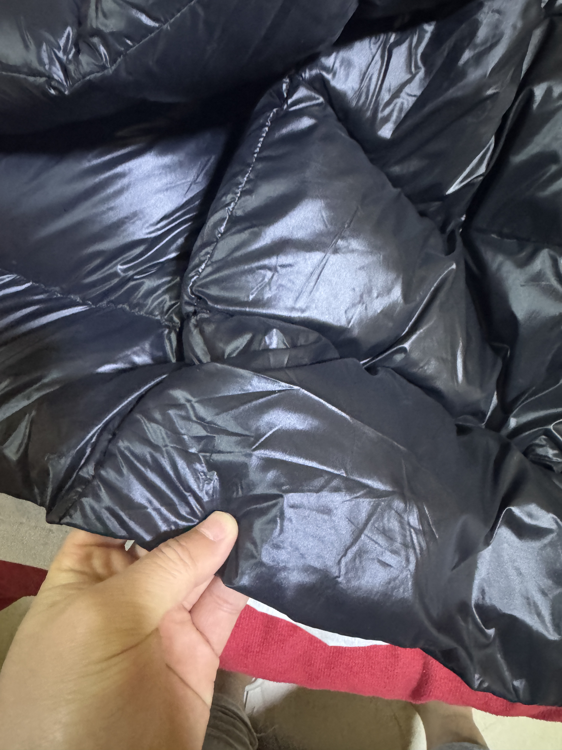 衣服材质很不错 很喜欢 穿上很轻 但是很