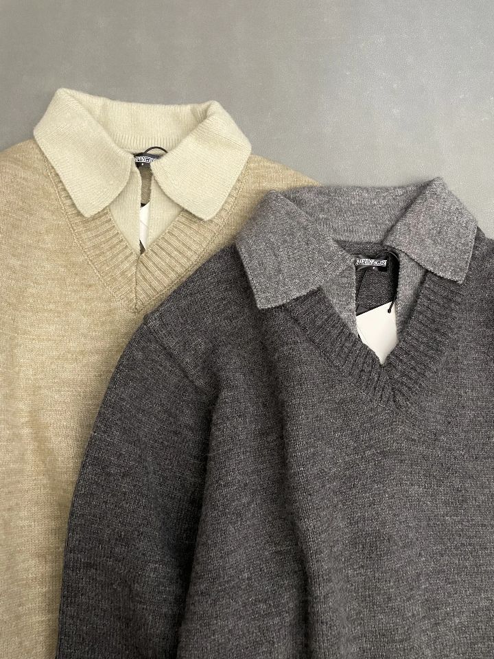 【复古假两件翻领毛衣|把叠穿美学焊在身上】 当粗针编织遇见假两件设计,慵懒与精致便有了具象表达。