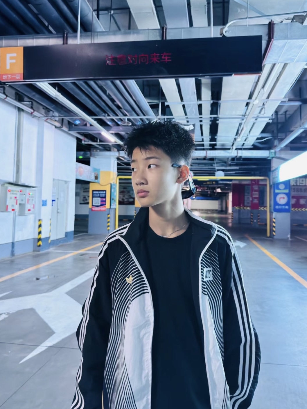 还得是阿迪！！这件阿迪外套上身给我帅迷糊了