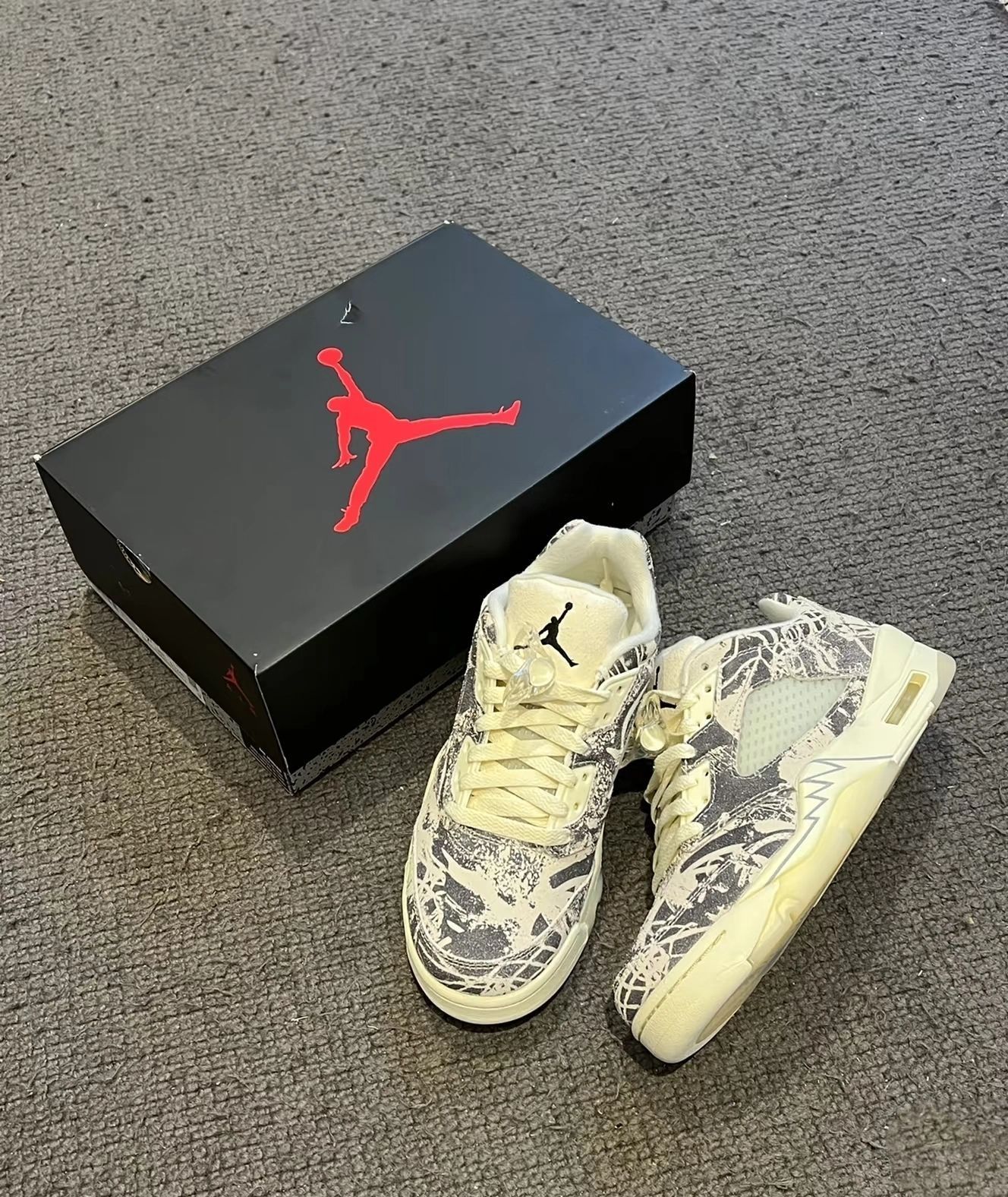 AJ5  LOW  复古涂鸦椰奶色