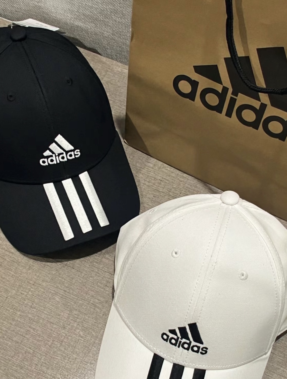 🔥【潮流种草】adidas鸭舌帽，夏日遮阳必备的时尚单品！🌞🎩