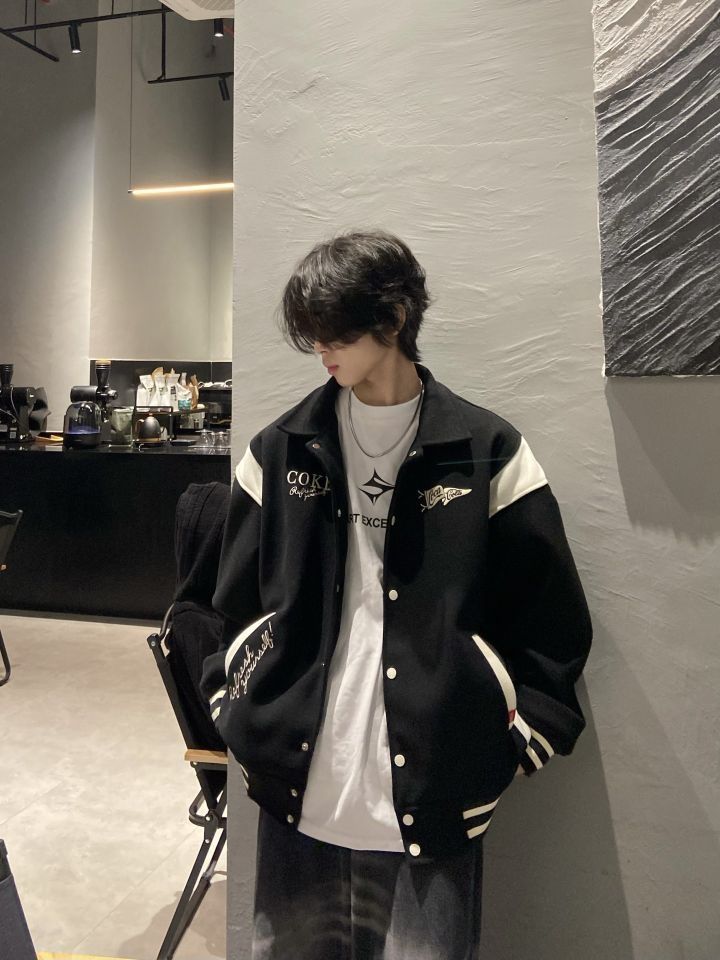 外套给的氛围感棒球服氛围感满满的
#男友风穿搭 #分享穿搭男生 #男生穿搭氛围感 #分享我的宝藏夹克