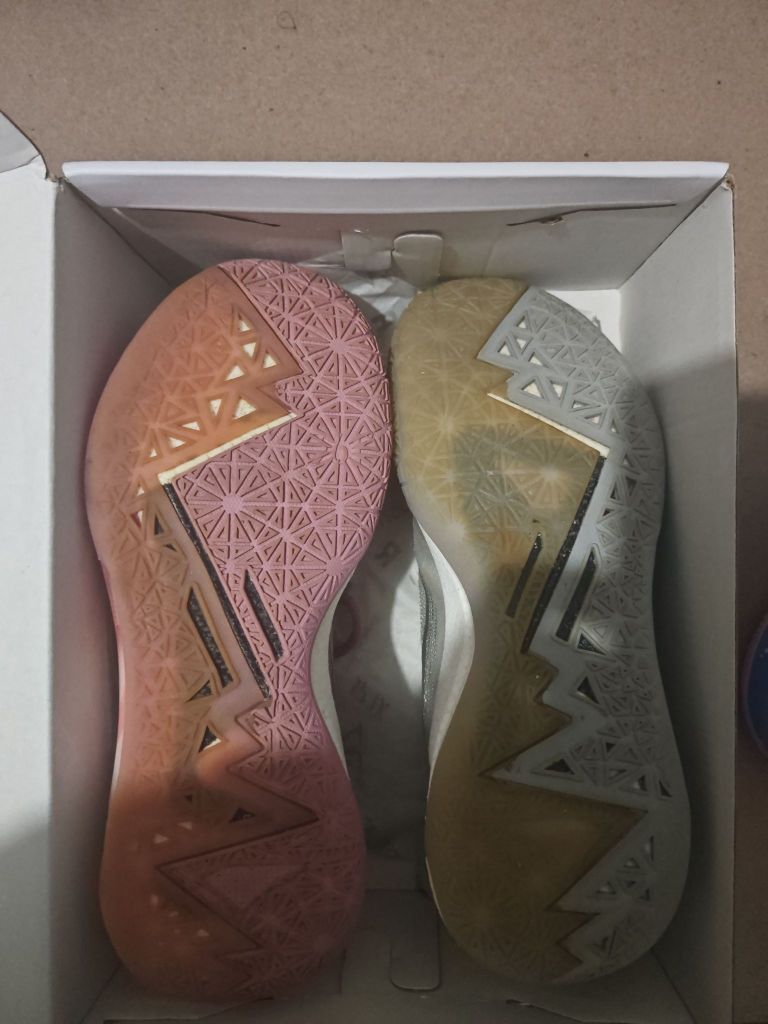 配色好看,有意义的一双鞋