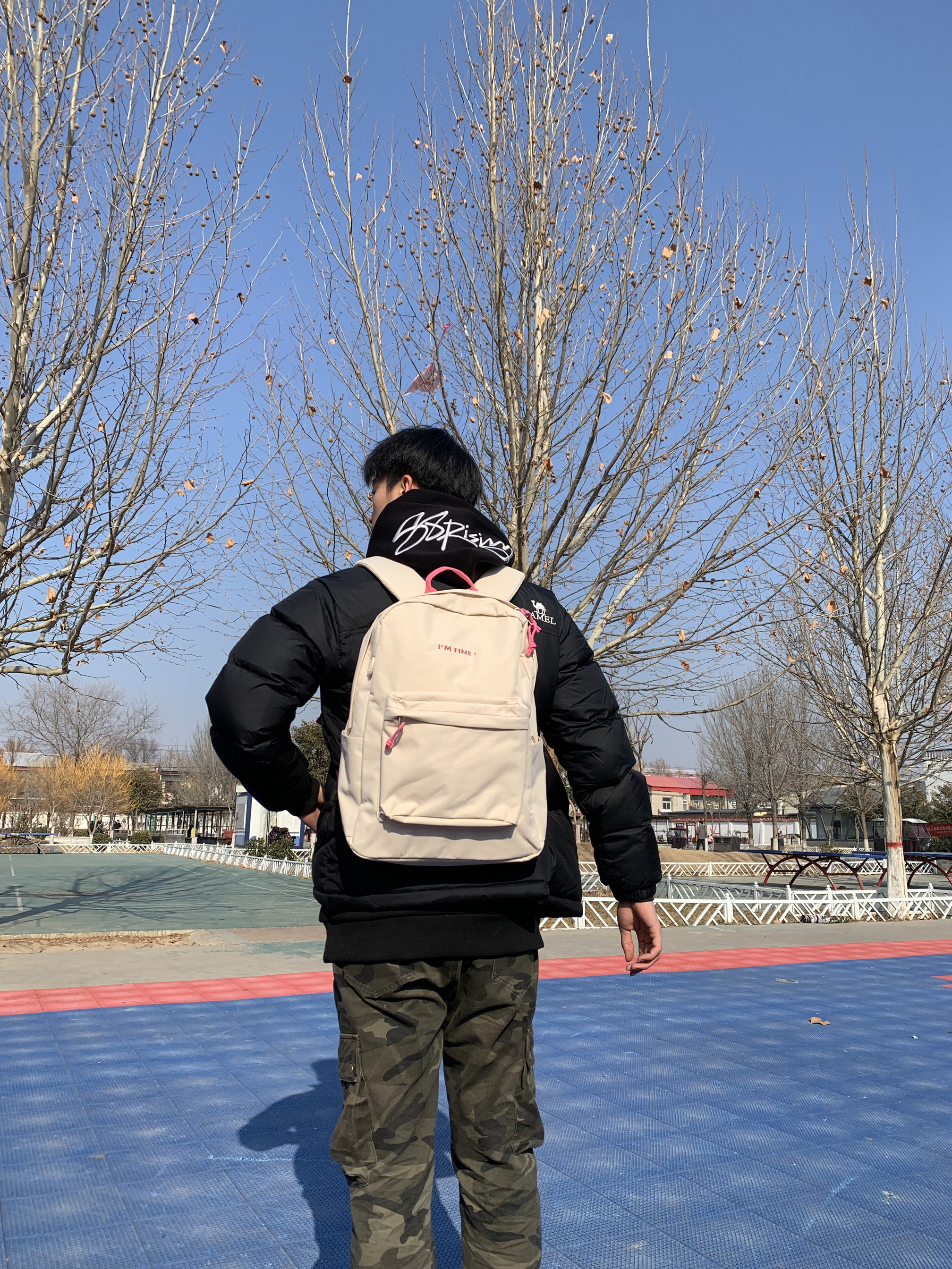 今天背着个书包，白色的有点清新时尚穿搭上