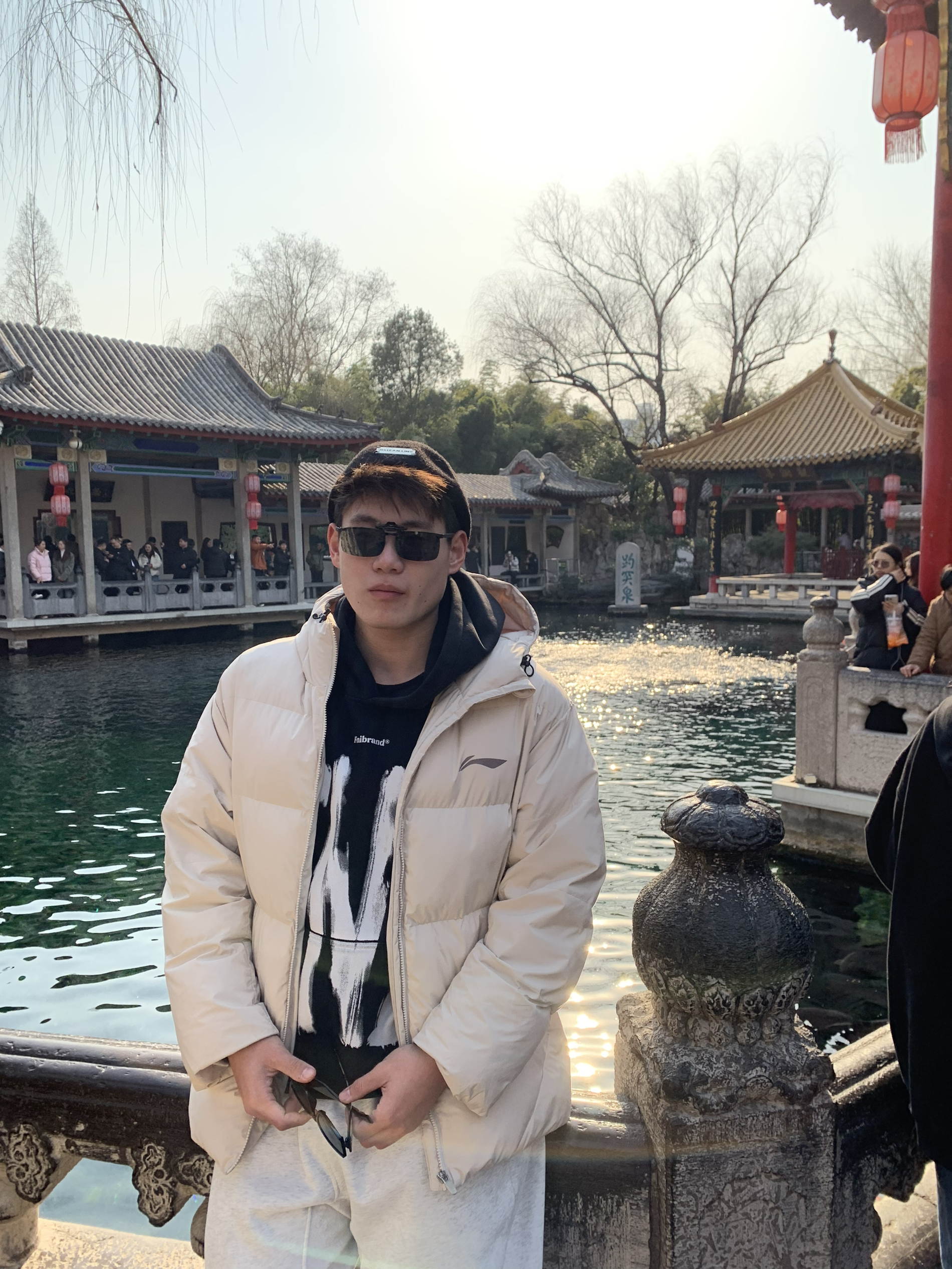 老舍笔下的济南配杏色的衣服绝了～