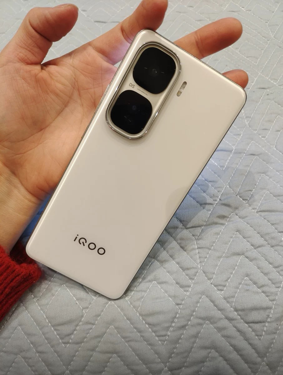 《iQOO Neo10:游戏“战神”,超分超帧并发畅玩高帧大作》