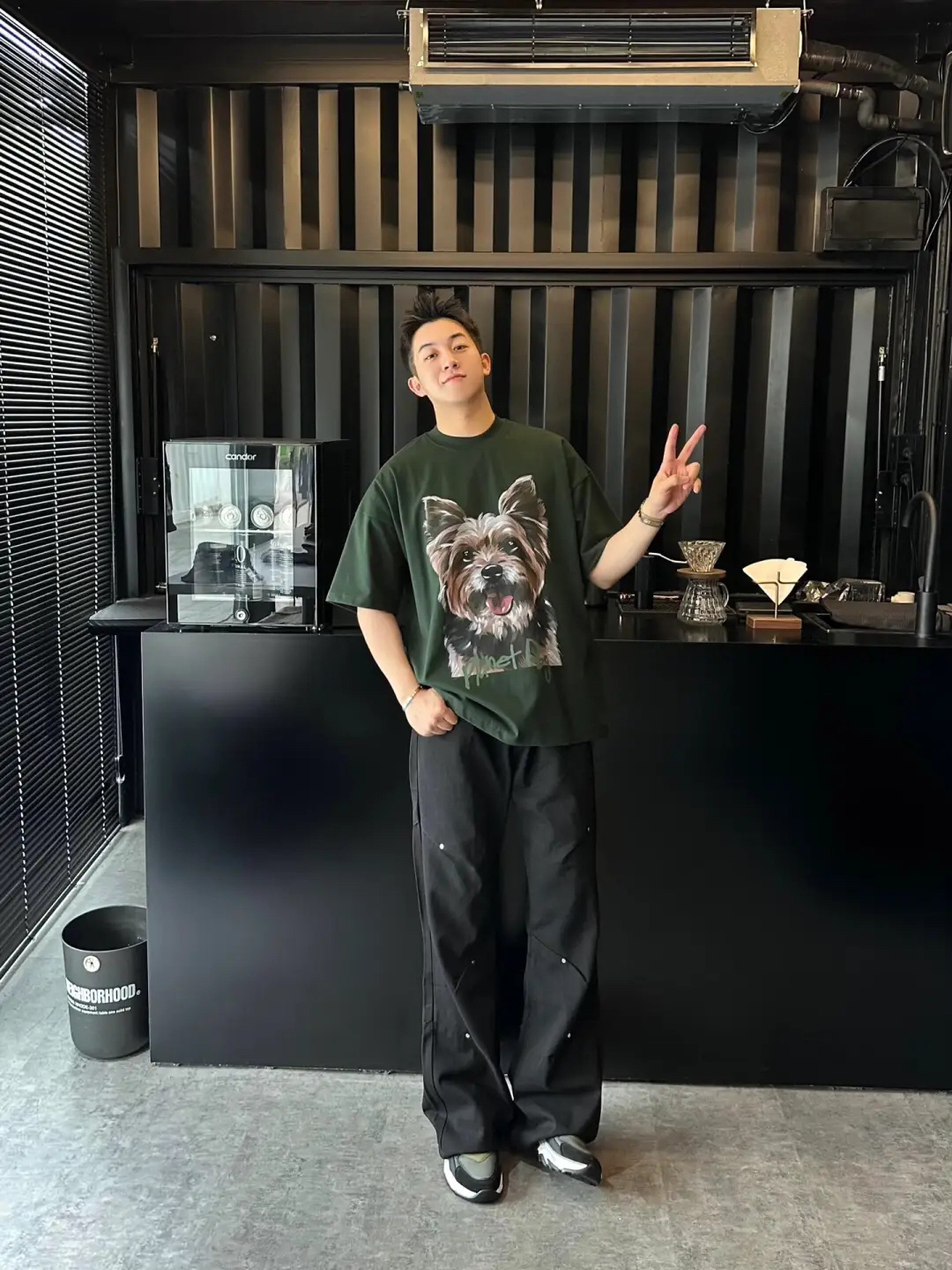 型男必备！黑色铆钉工装长裤穿搭