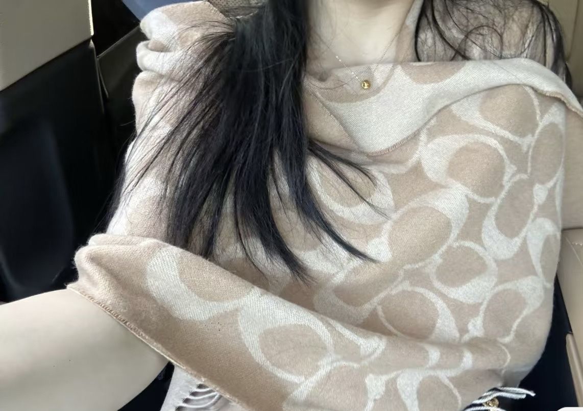 几百块的蔻驰围巾杀疯了