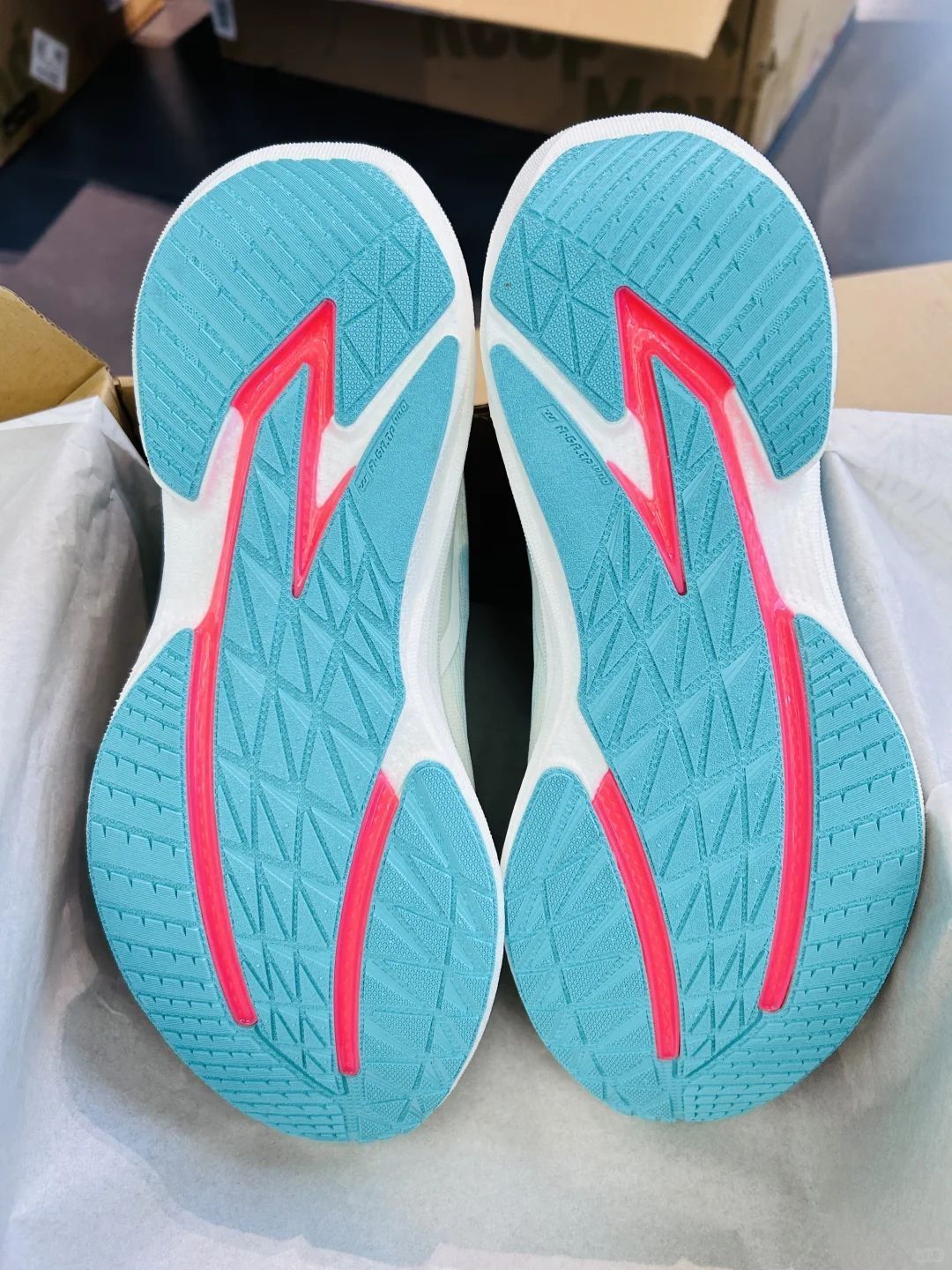 马赫五代神仙配色陪伴你的春季穿搭🔥
