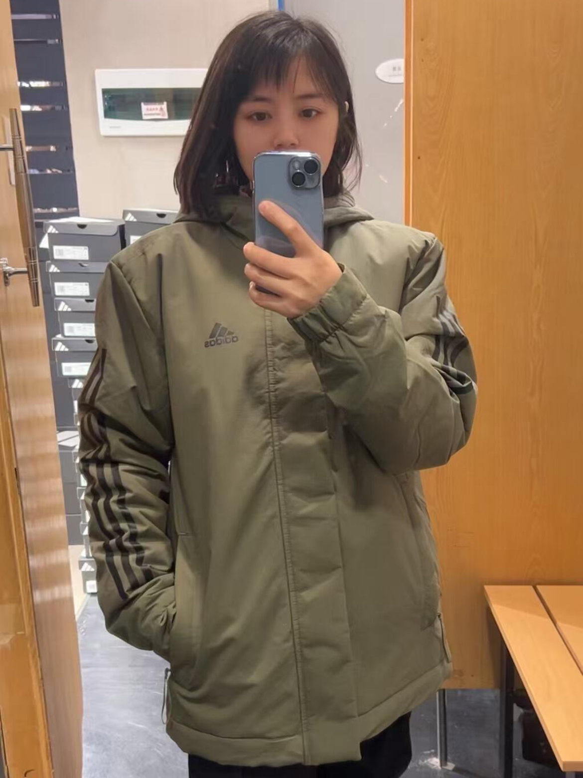 Adidas 时尚感拉满的休闲棉服
