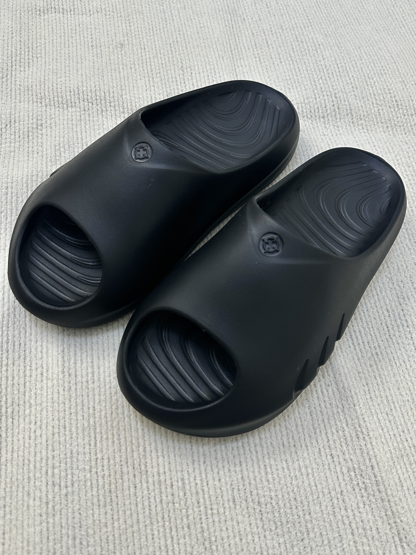 又被准者卷到了!!!黑武士小鲨鱼拖鞋好软好酷啊啊啊🦈