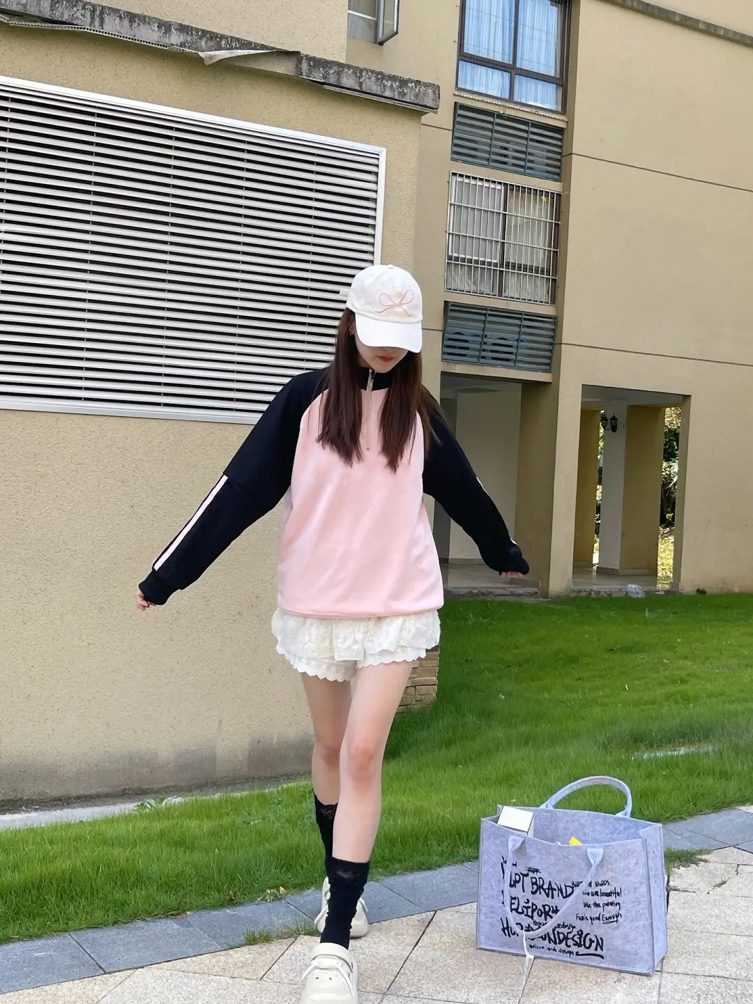 救命！这件黑粉卫衣太懂甜酷女孩