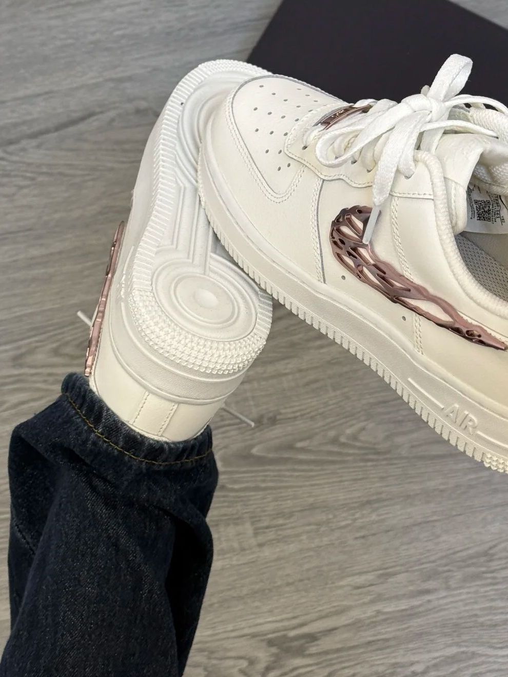 Nike玫瑰金，镂空Swoosh美到室息
今天开箱不一样的NIke空军一号～