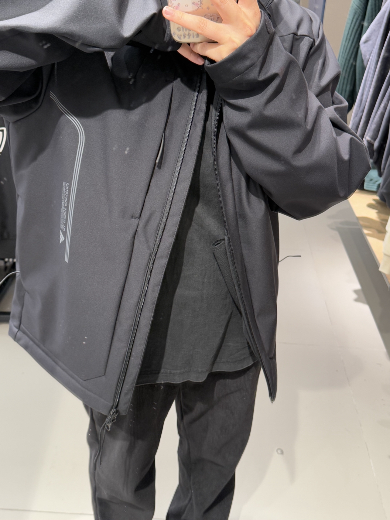 adidas FW24 拒水防泼运动休闲连帽夹克：黑色魅力，尽显运动风尚 🔥