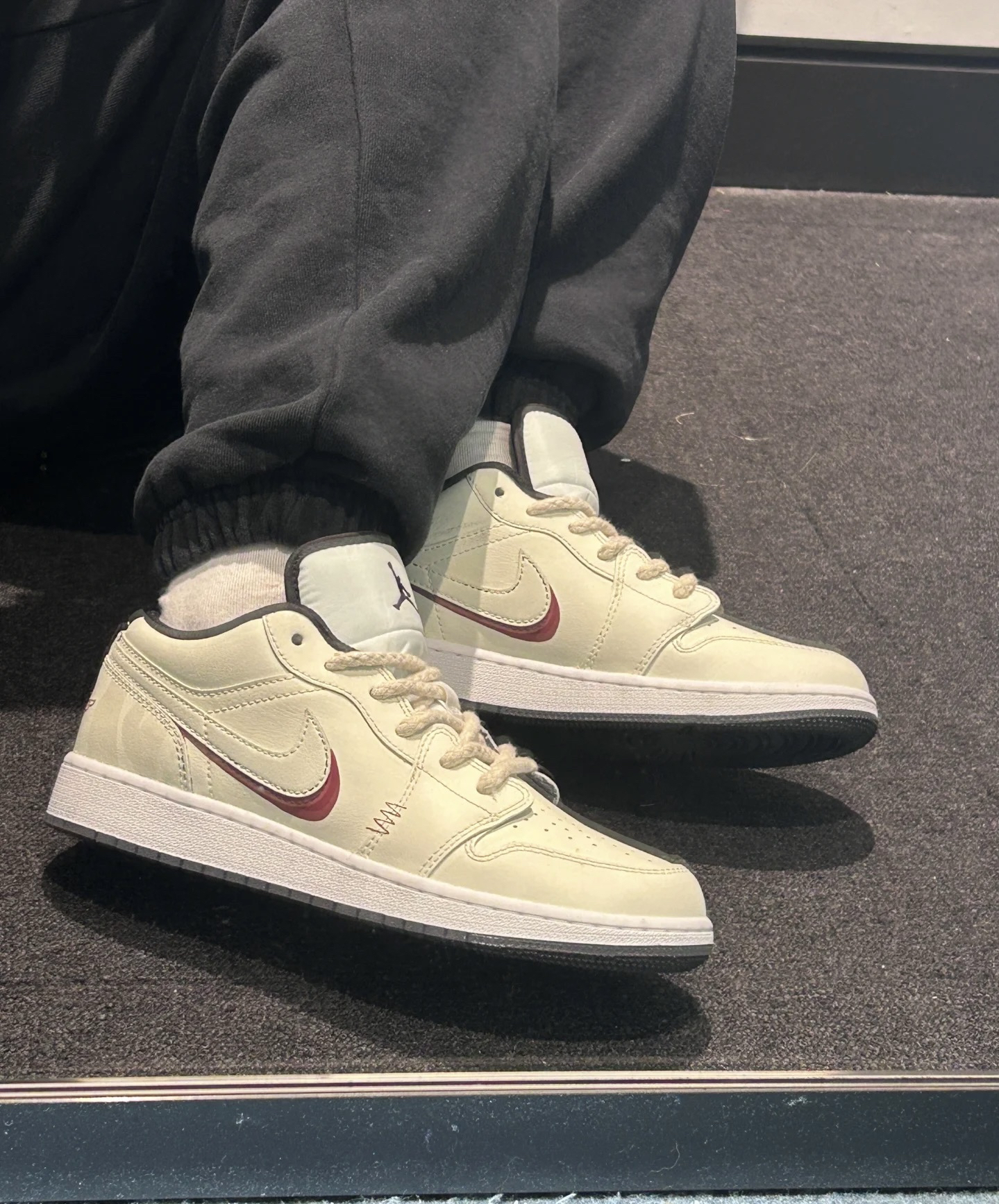 家人们谁懂啊！最近入手的这双Air Jordan 1 Low真的绝了。