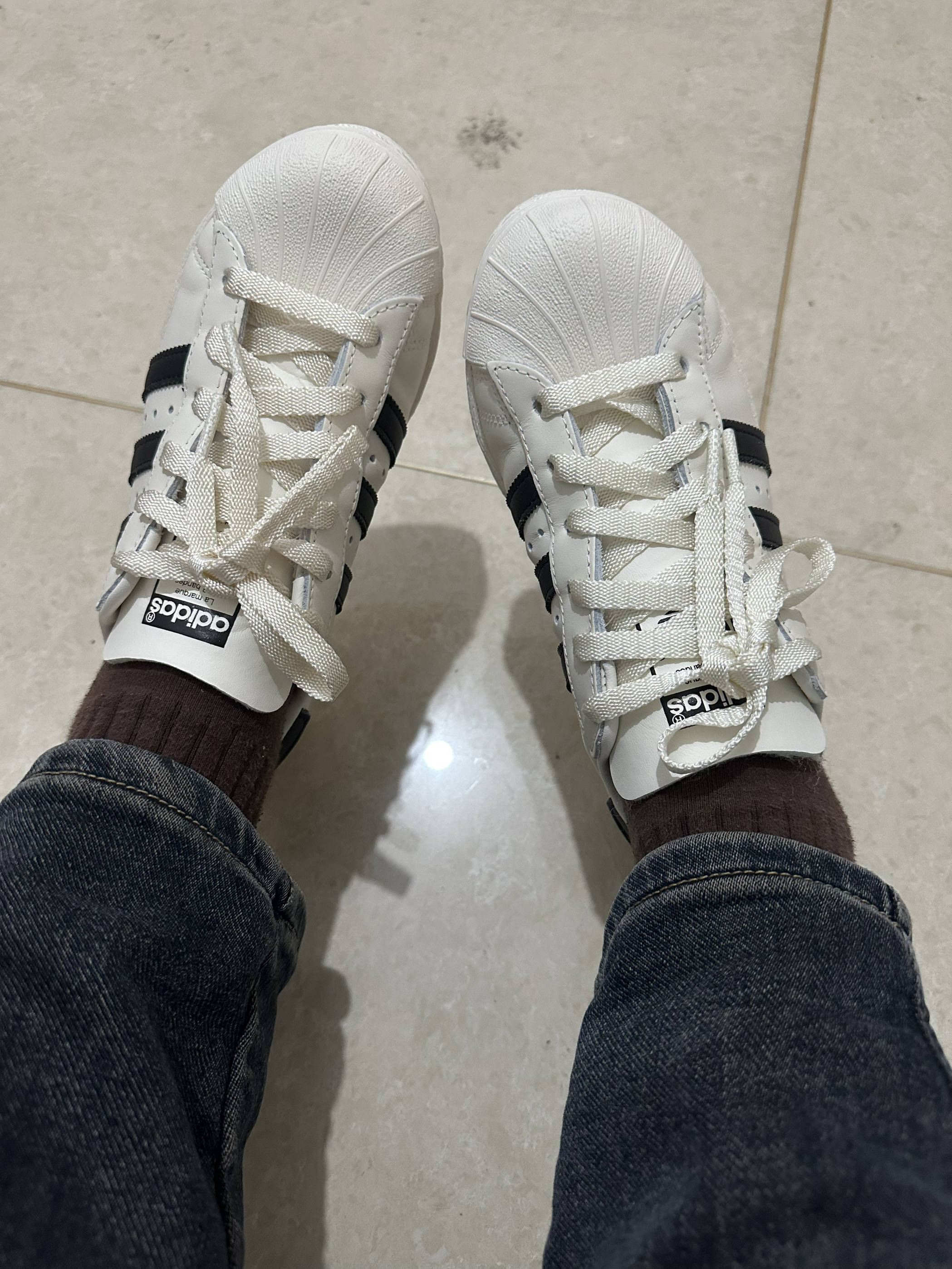 穿上比较修脚型，是感觉有点硬，但是走起路