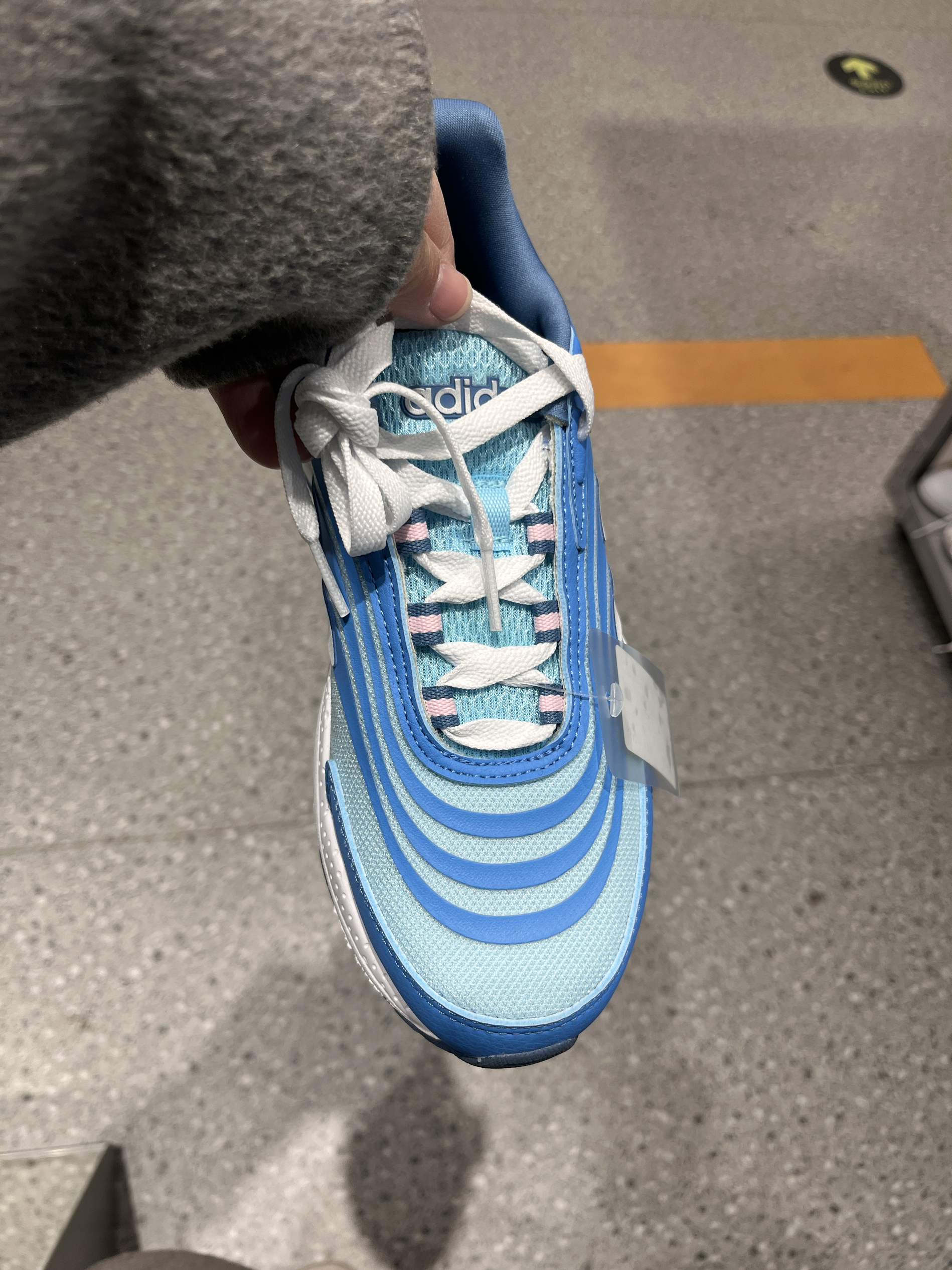 阿迪达斯跑步鞋泰裤辣，很喜欢这款式