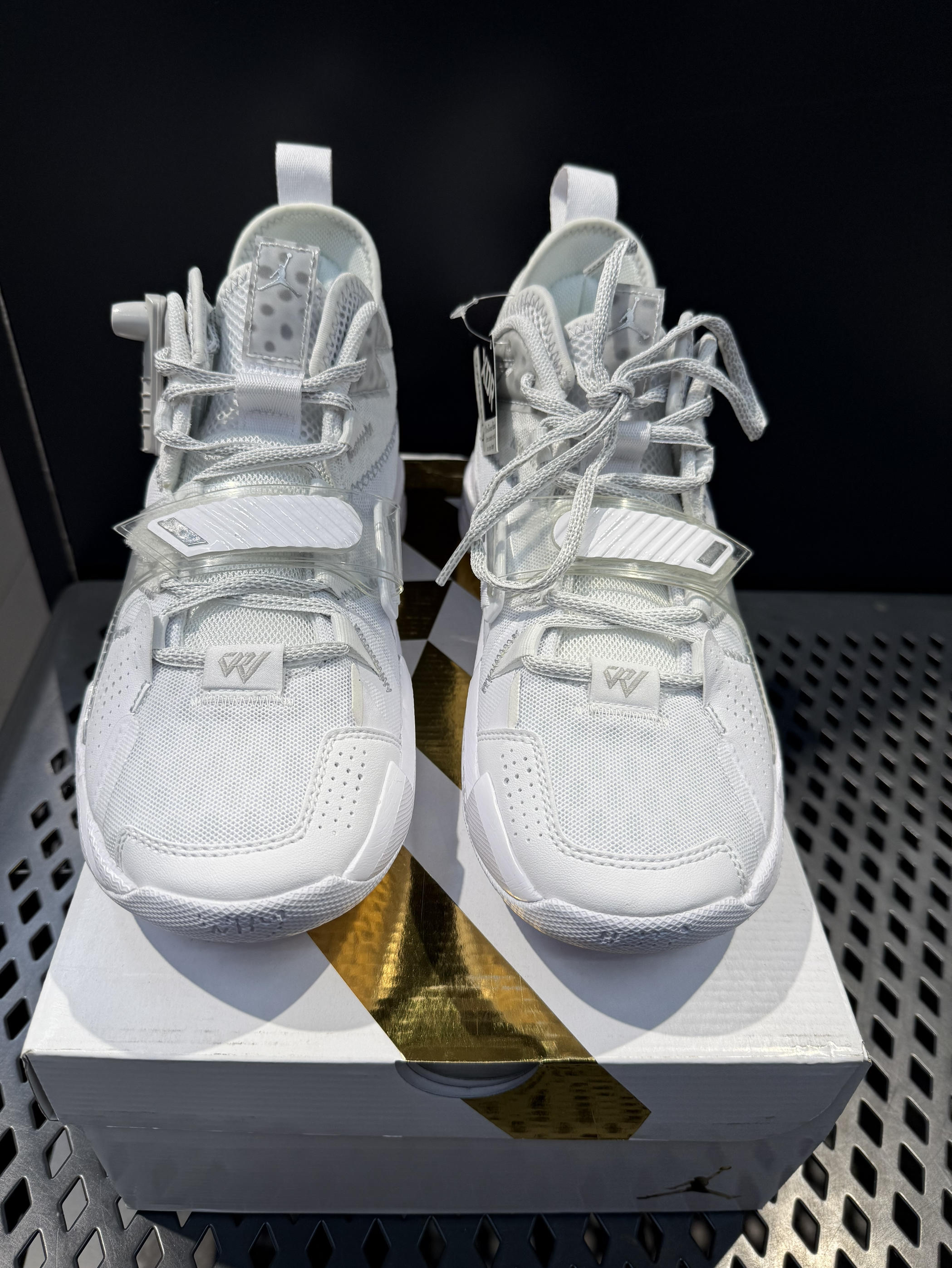 纯白战神⬆️实战篮球鞋中的天花板窗🎊…