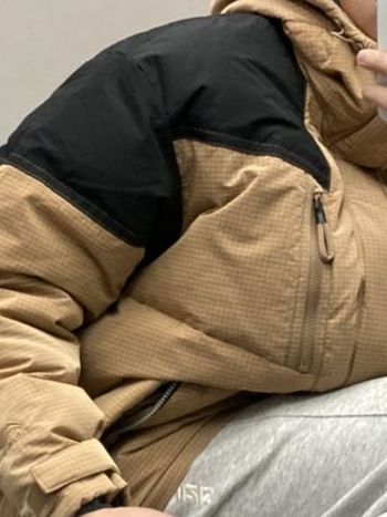 品质不错，且是明星同款，很百搭，很厚实
