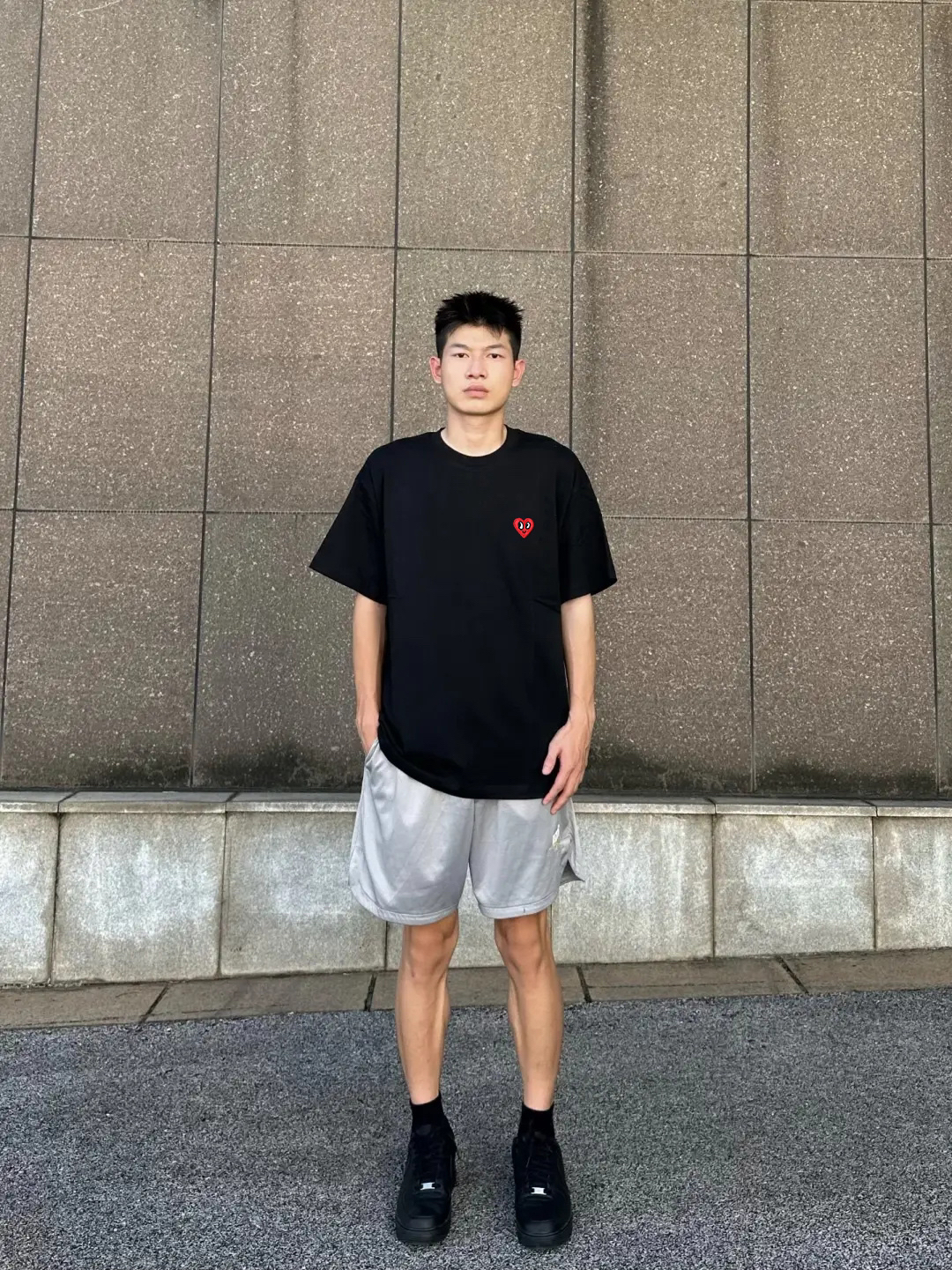 这件 T 恤帅到我想焊在是身上