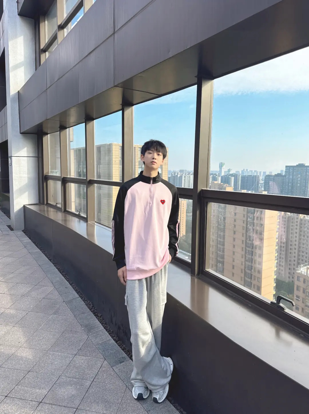男生穿粉色有多绝？这件卫衣来证明