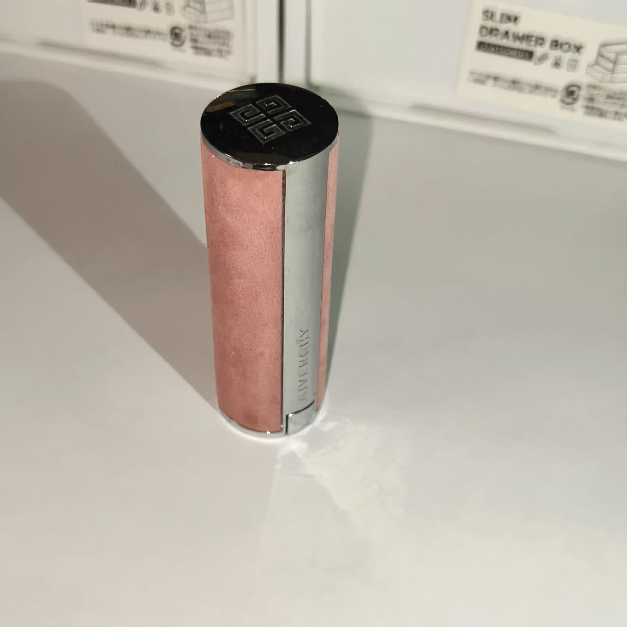 纪梵希粉丝绒雾面唇膏：高级又舒服，涂上显气色！
