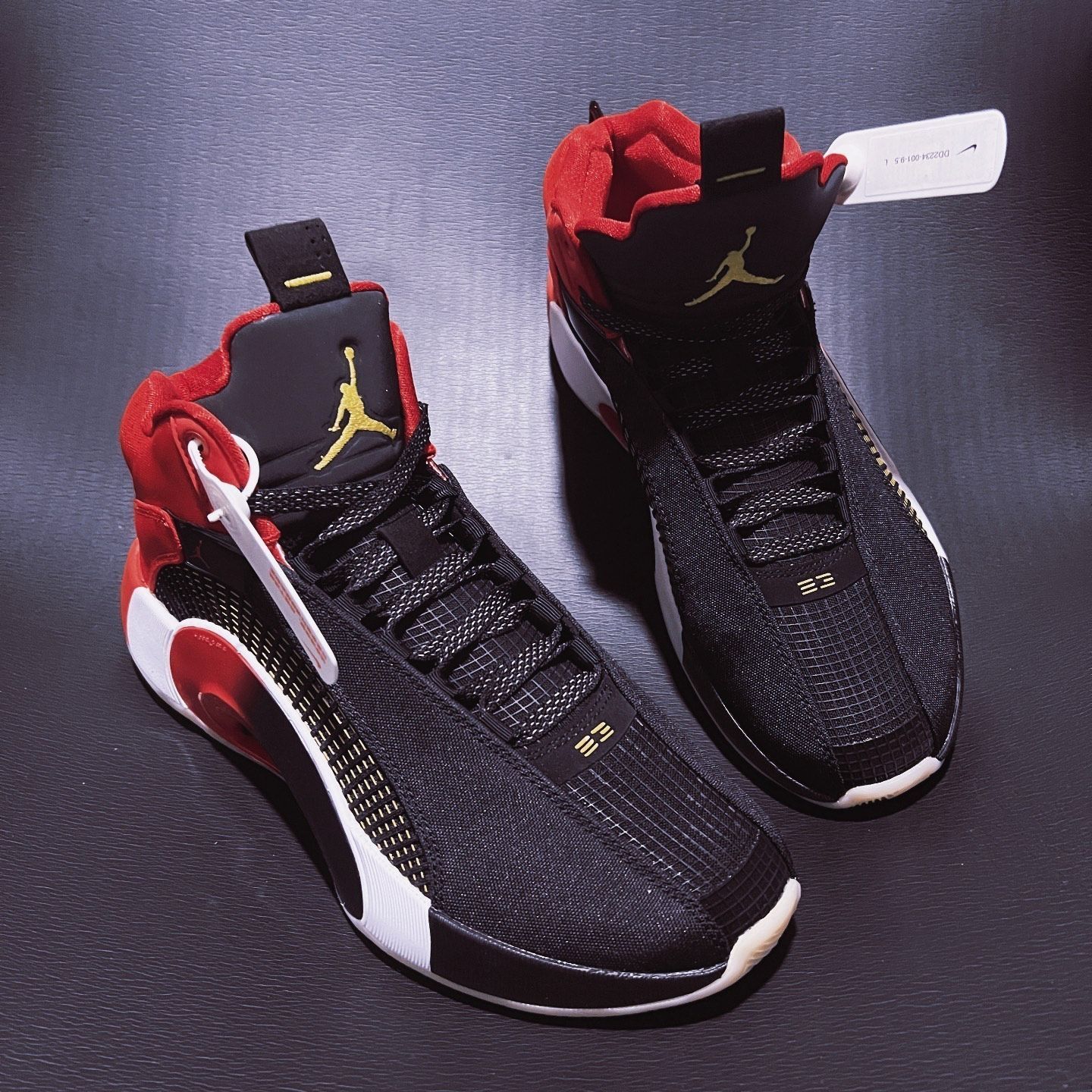 Air Jordan 35搭配黑红，永远的经典。