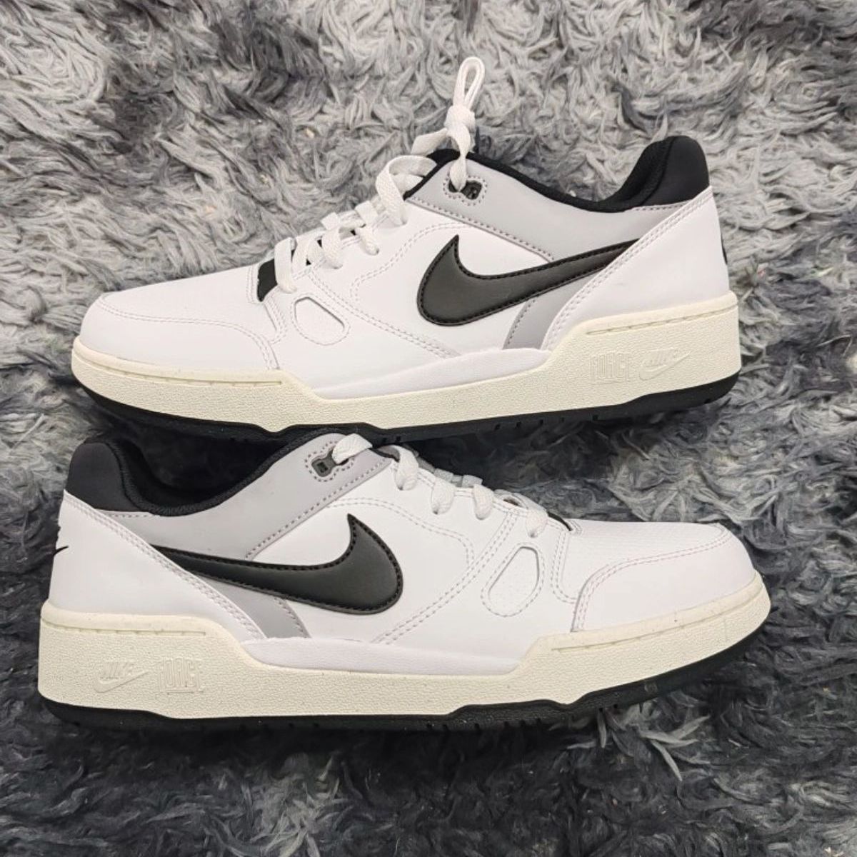 干干净净就很高级!!
Nike Full Force Low黑白灰真的百搭!