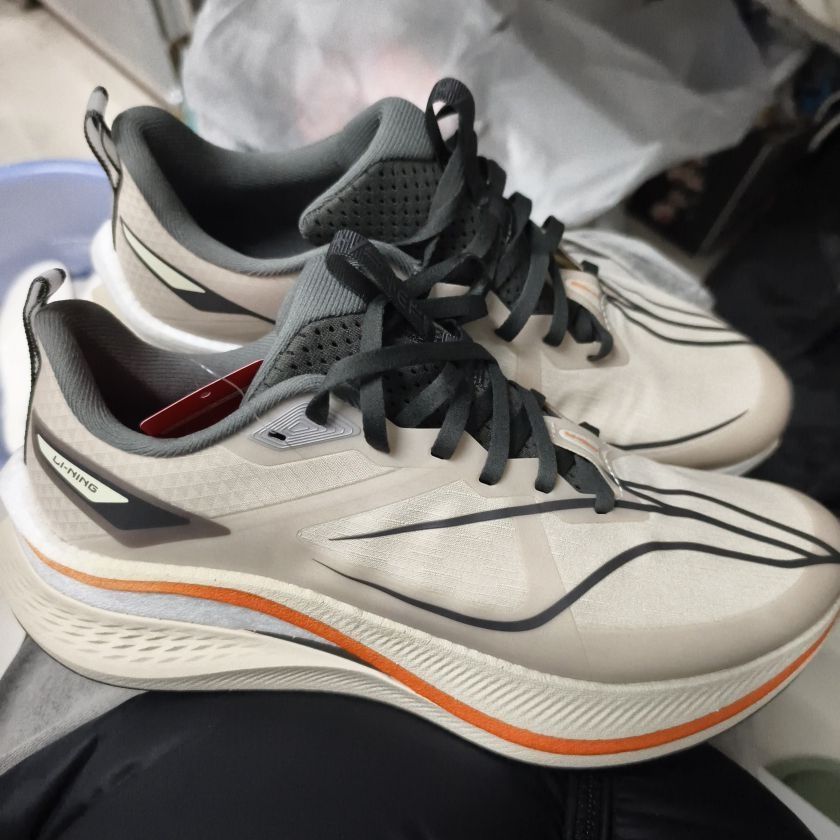 是正品，穿的很舒服，质量很好，很漂亮，客