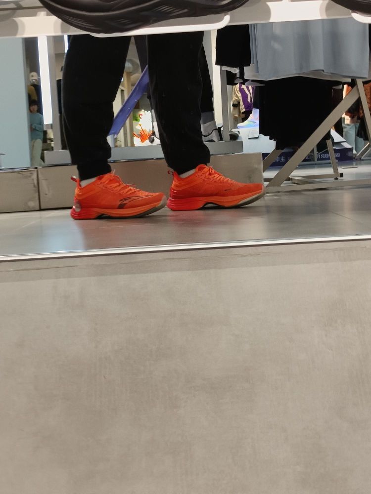 其实是橙色的，比宣传图颜色浅一点👟球鞋名